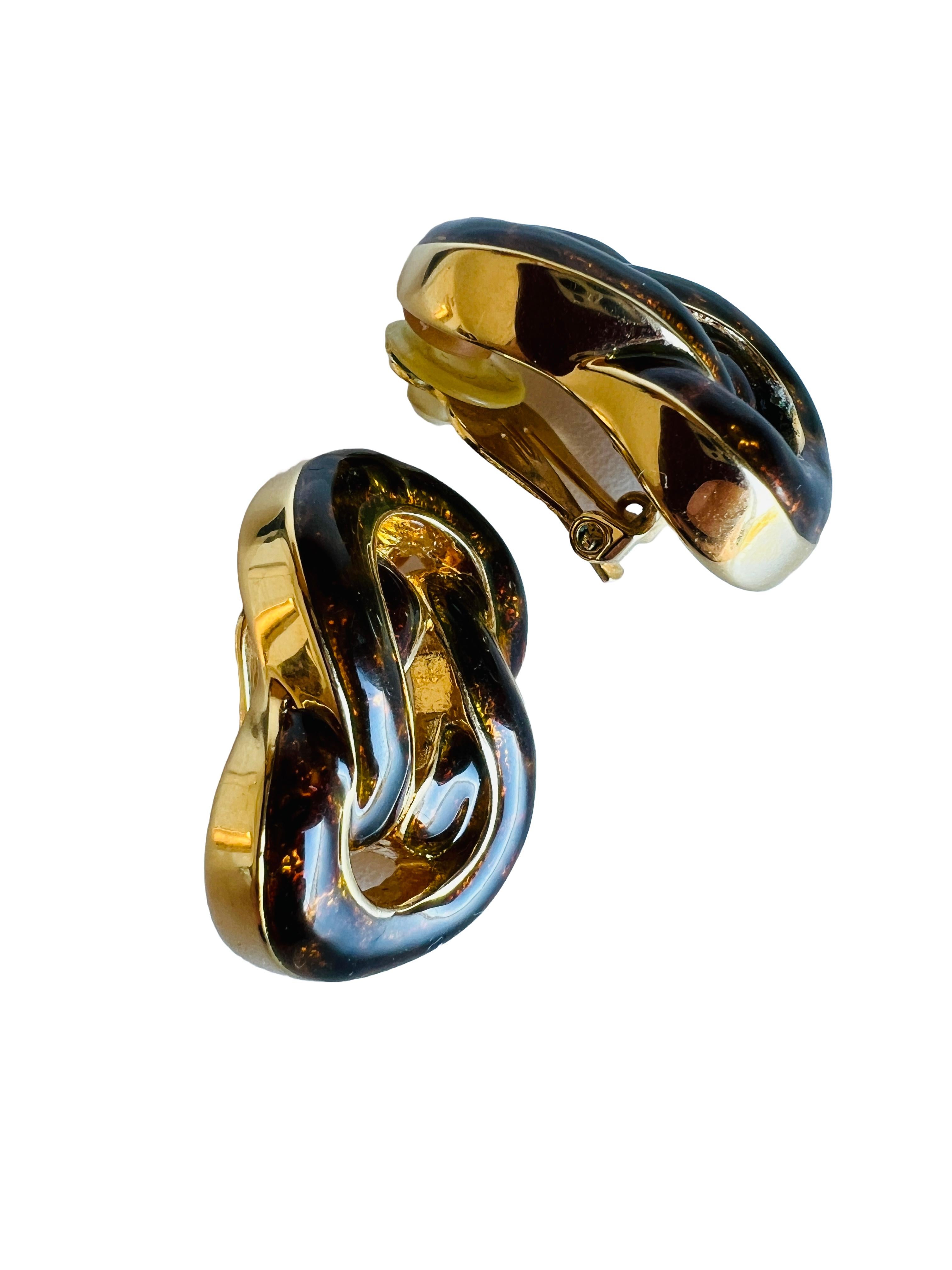 Vintage St John Brown Tortoiseshell Enamel Chain Link Gold Clip Earrings In Excellent Condition In Sausalito, CA
