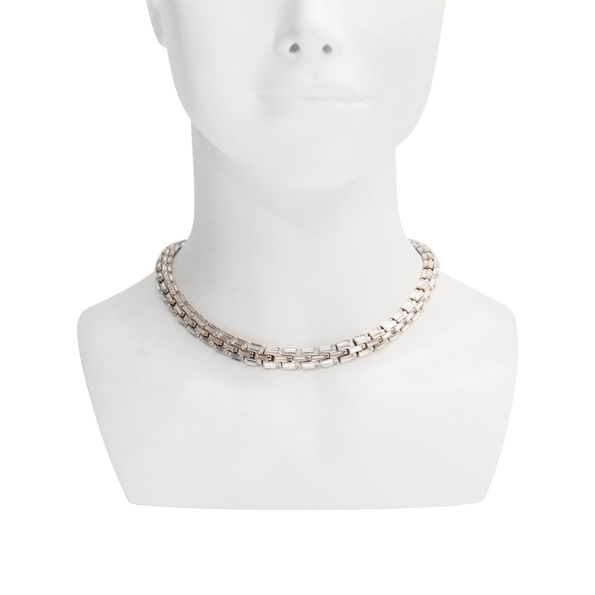 Collana di cristallo vintage di St. Johns, circa anni '90. Un collare classico con baguette che compongono una collana a cupola e arrotondata. Ho detto classico, ma questo modello può essere indossato anche in uno stile più elegante con una t-shirt