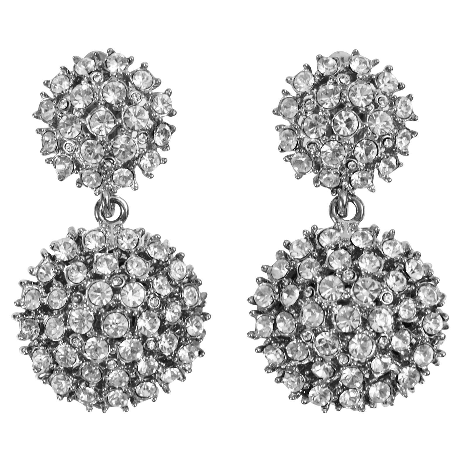 Boucles d'oreilles pendantes vintage en argent et diamants I John, circa 1980.