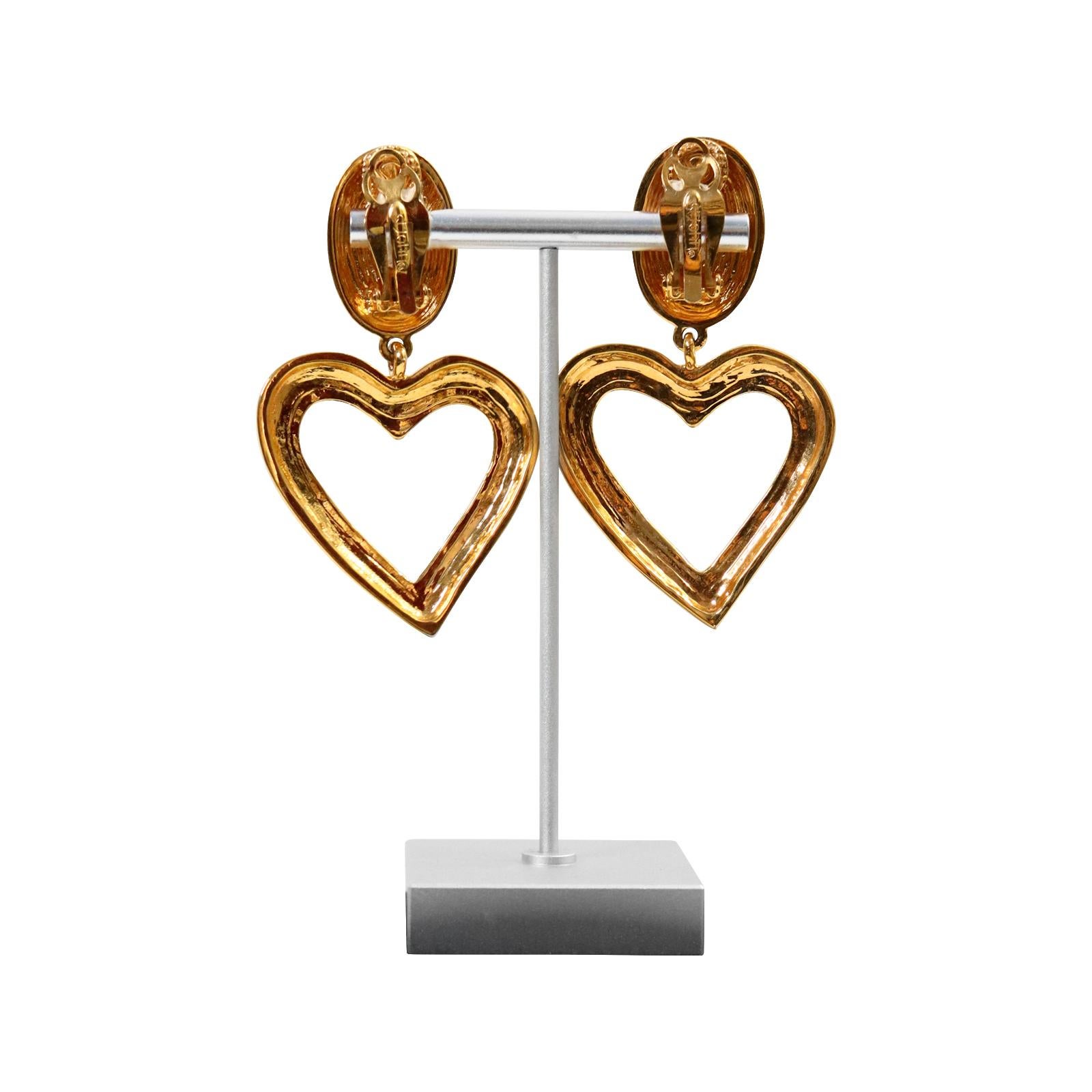 Vintage St John Gold Dangling Heart  Earrings Circa 1990s In Good Condition For Sale In New York, NY