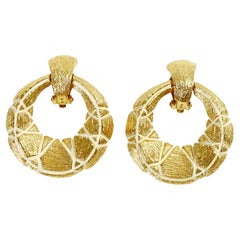 Pendientes de aro con textura vintage St. John en tono dorado Circa 1990s