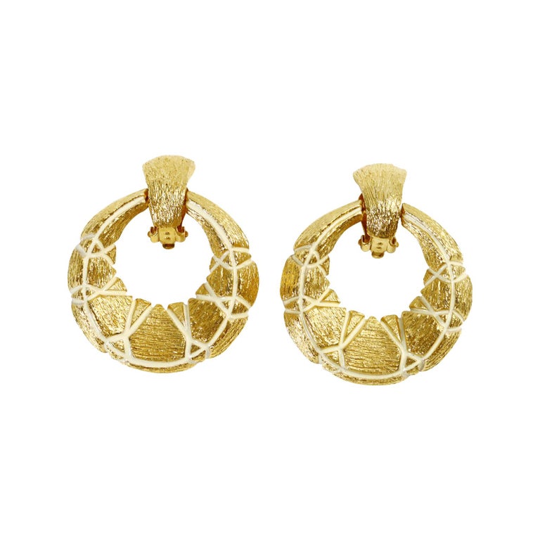 Vintage St John Gold Tone Textured Hoop Earrings In Good Condition For Sale In New York, NY