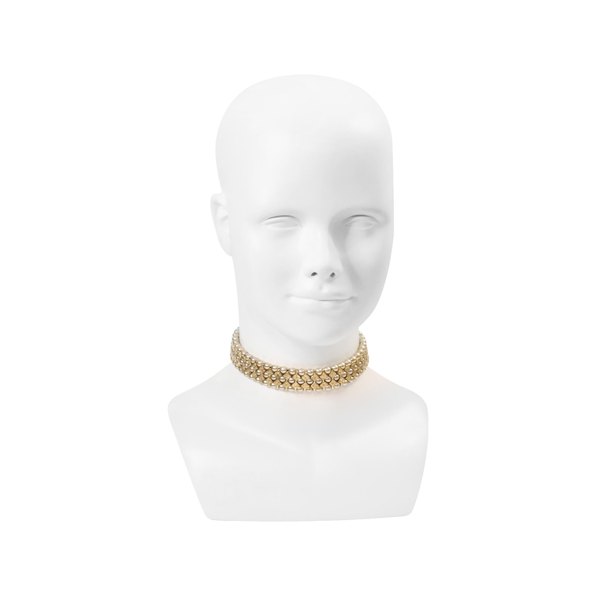 Vintage St. John Gold Tone Mit Faux Perlen Choker circa 1990er Jahre im Zustand „Gut“ im Angebot in New York, NY