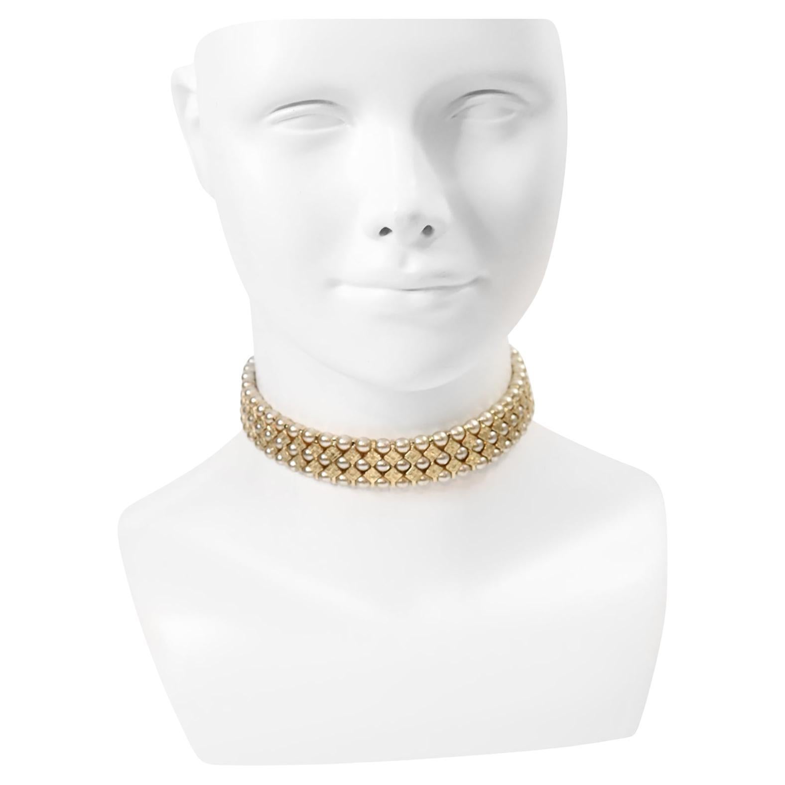 Vintage St. John Gold Tone Mit Faux Perlen Choker circa 1990er Jahre im Angebot