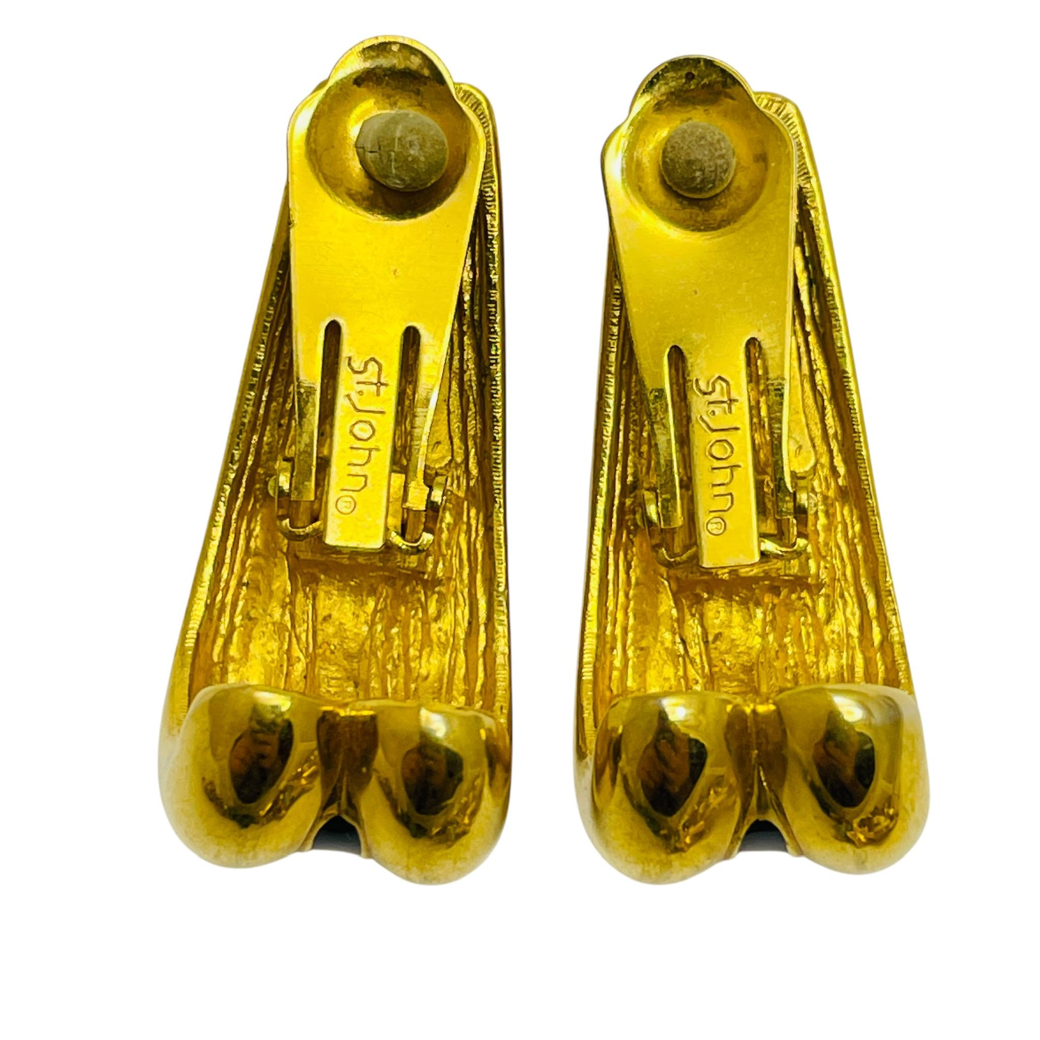 Vintage ST JOHN signed gold tone black enamel designer clip on earrings In Good Condition For Sale In Palos Hills, IL