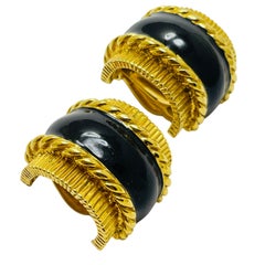 Boucles d'oreilles à clip vintage ST JOHN signées et émaillées dans les tons or.