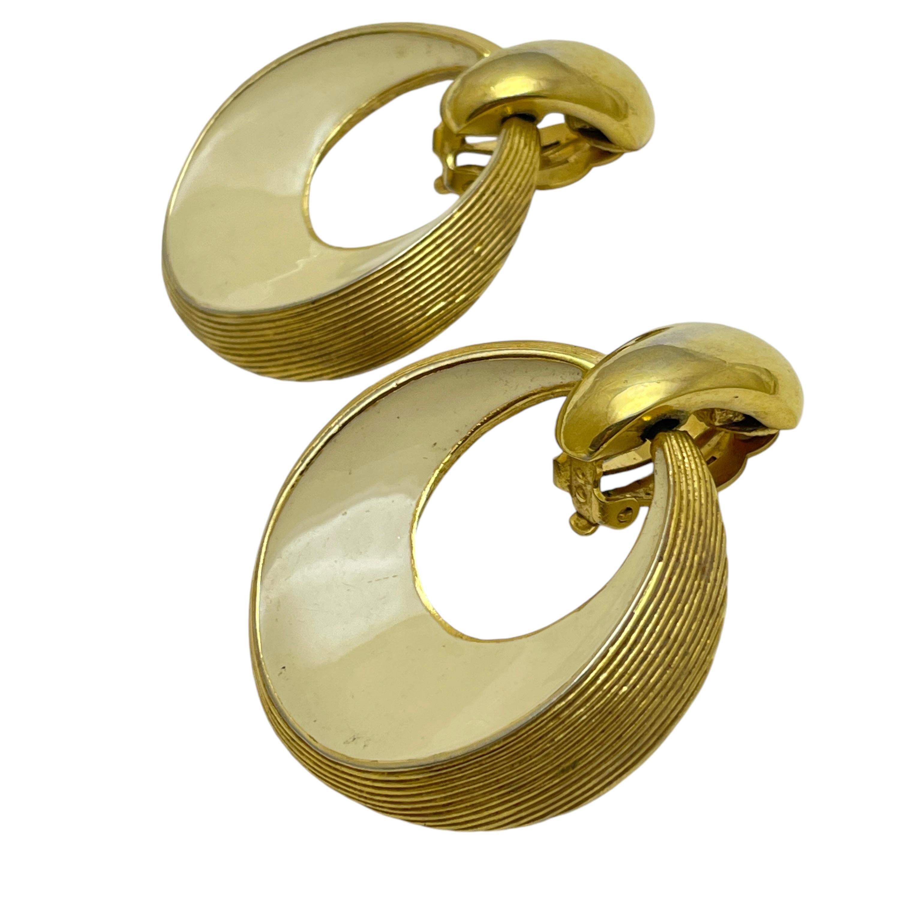 DETAILS

• signed ST JOHN 

• gold tone with enamel

• vintage designer earrings

MEASUREMENTS  

• 

CONDITION

•  very good vintage condition with minimal signs of wear 

 Sku 47

❤️❤️  VINTAGE DESIGNER JEWELRY ❤️❤️

❤️❤️  ALEXANDER’S BOUTIQUE 
