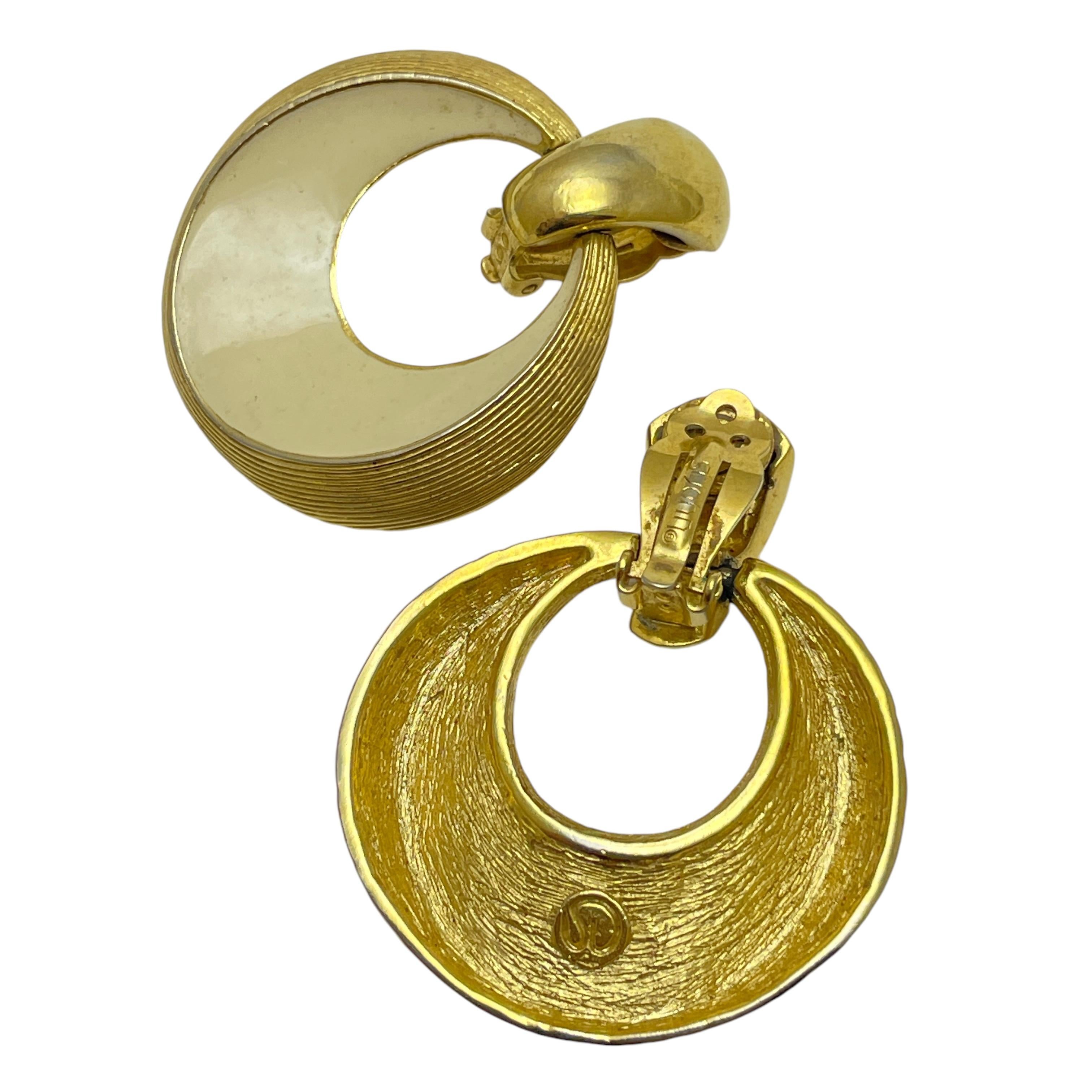 Vintage ST JOHN signed gold tone enamel door knocker designer clip on earrings In Good Condition For Sale In Palos Hills, IL