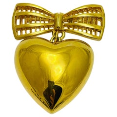 Broche de diseño vintage ST JOHN firmado en tono dorado con un enorme lazo de corazón abombado