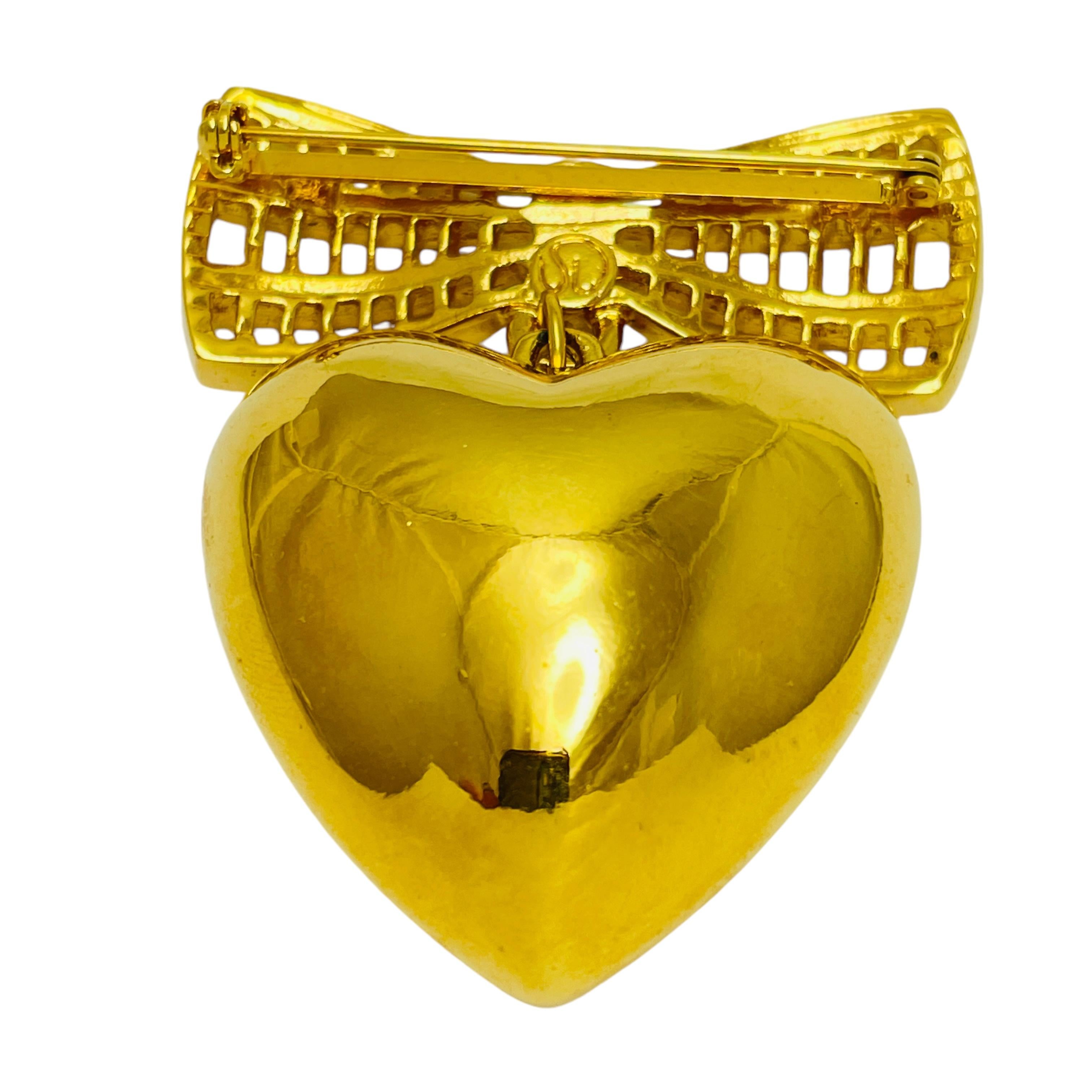 Vintage ST JOHN signed ligo gold tone bow heart dangle designer brooch In Good Condition In Palos Hills, IL