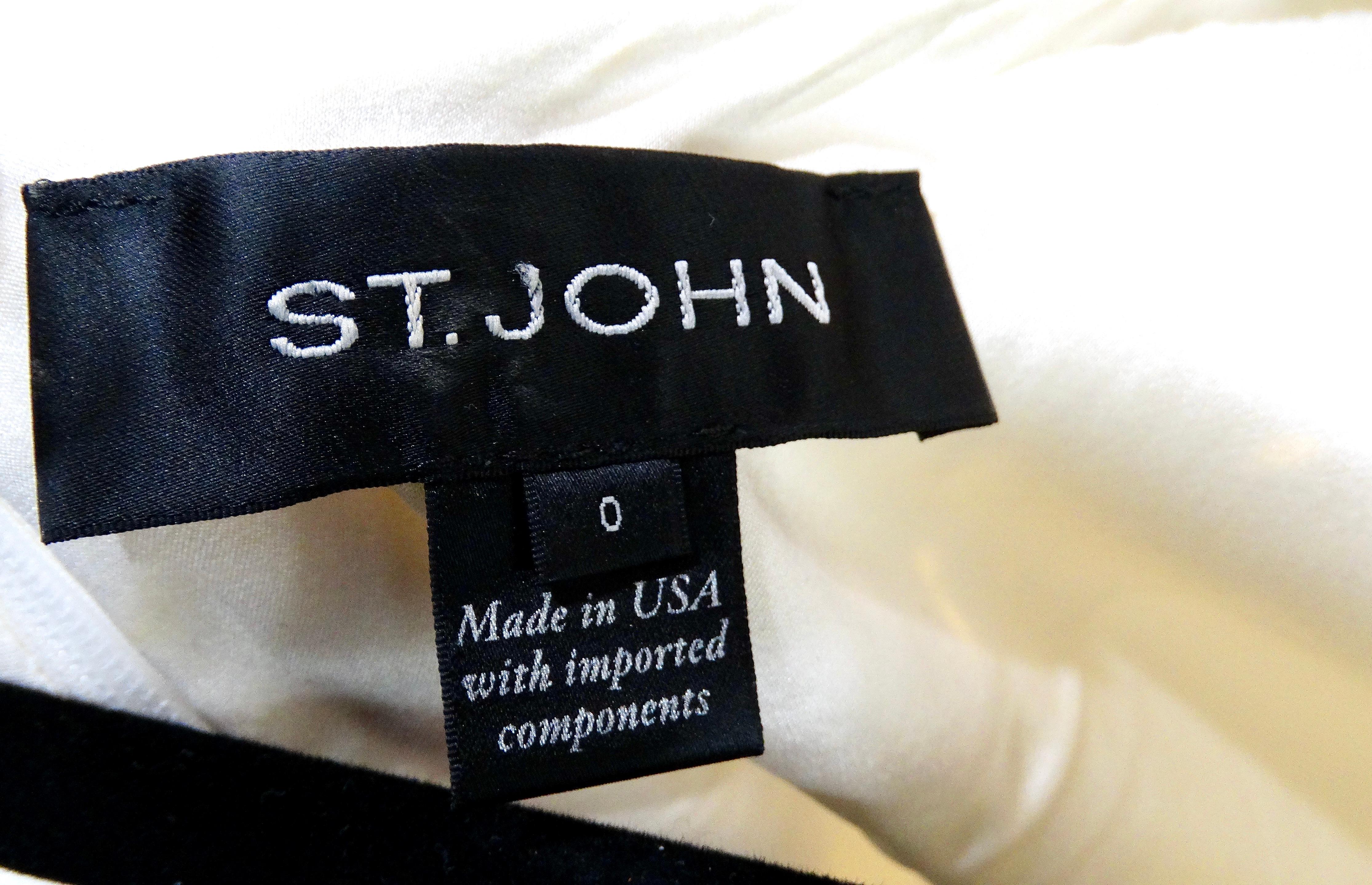 Vintage St. John White Robe en tricot avec des accents de strass dorés en vente 6