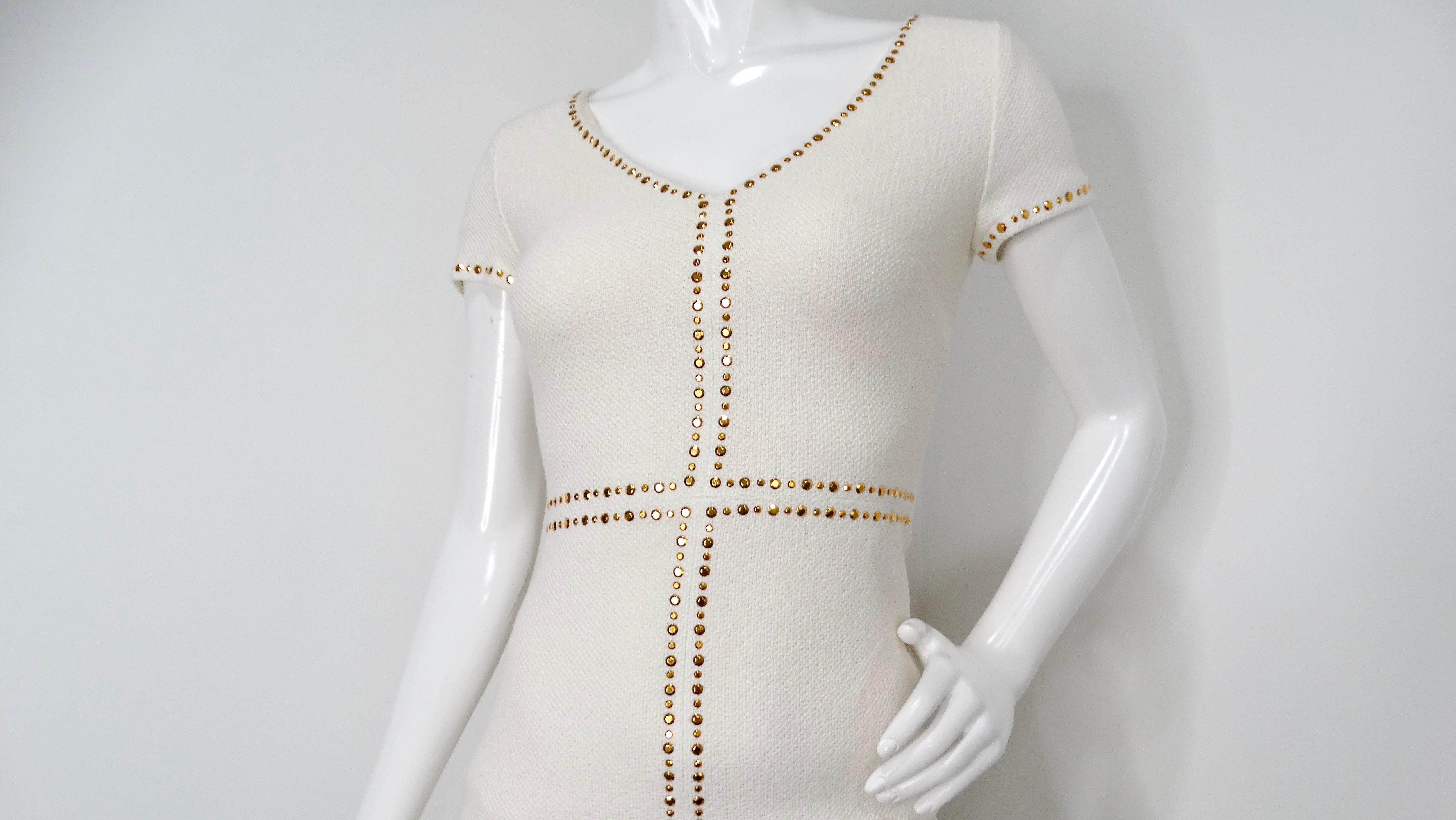 Entrez dans l'élégance intemporelle avec cette exquise robe Vintage St. John en tricot blanc, qui témoigne d'un style durable et d'un savoir-faire de qualité. Le luxueux tissu en viscose de style tricot se drape magnifiquement, offrant confort et