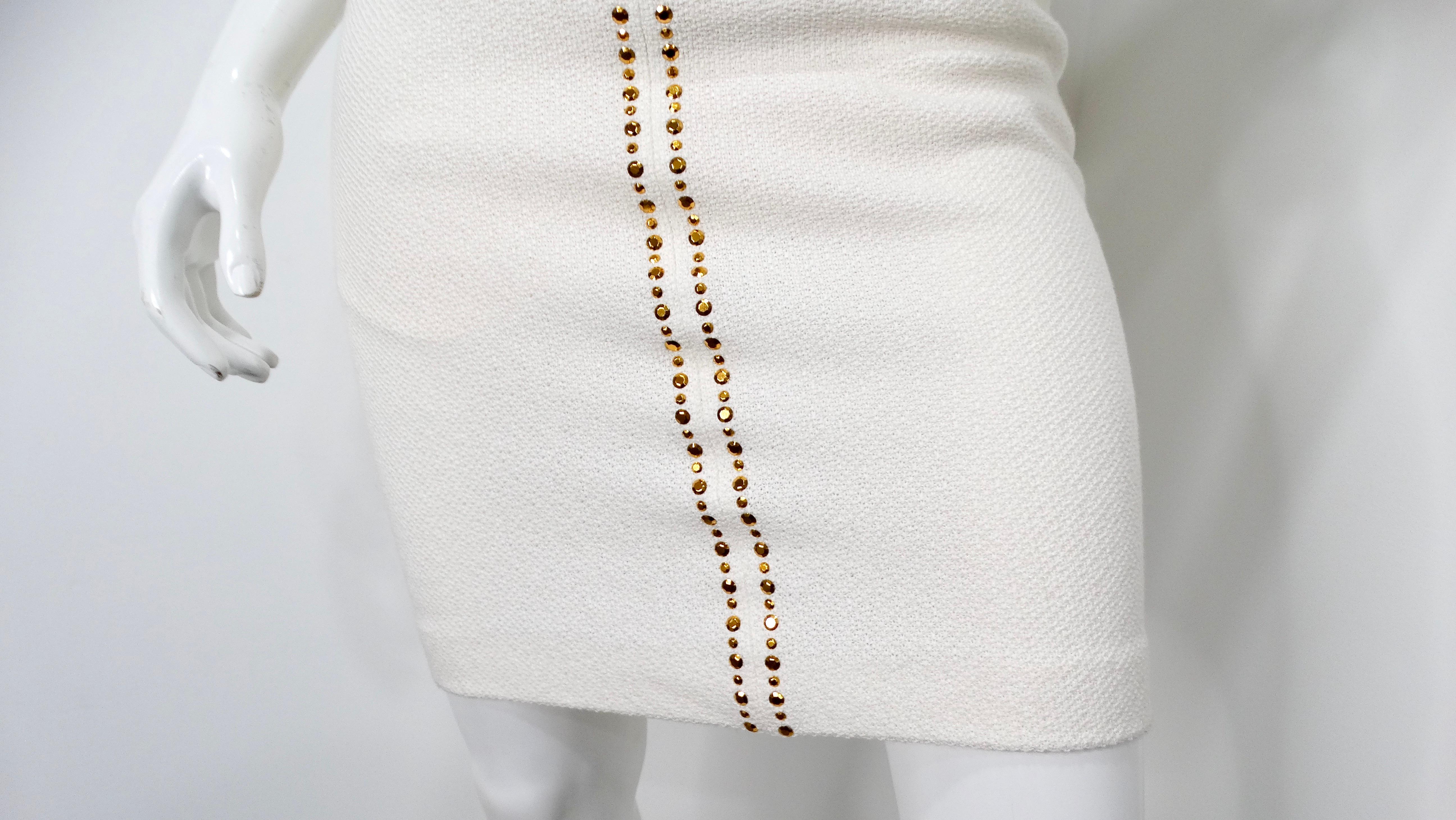 Vintage St. John White Robe en tricot avec des accents de strass dorés Bon état - En vente à Scottsdale, AZ