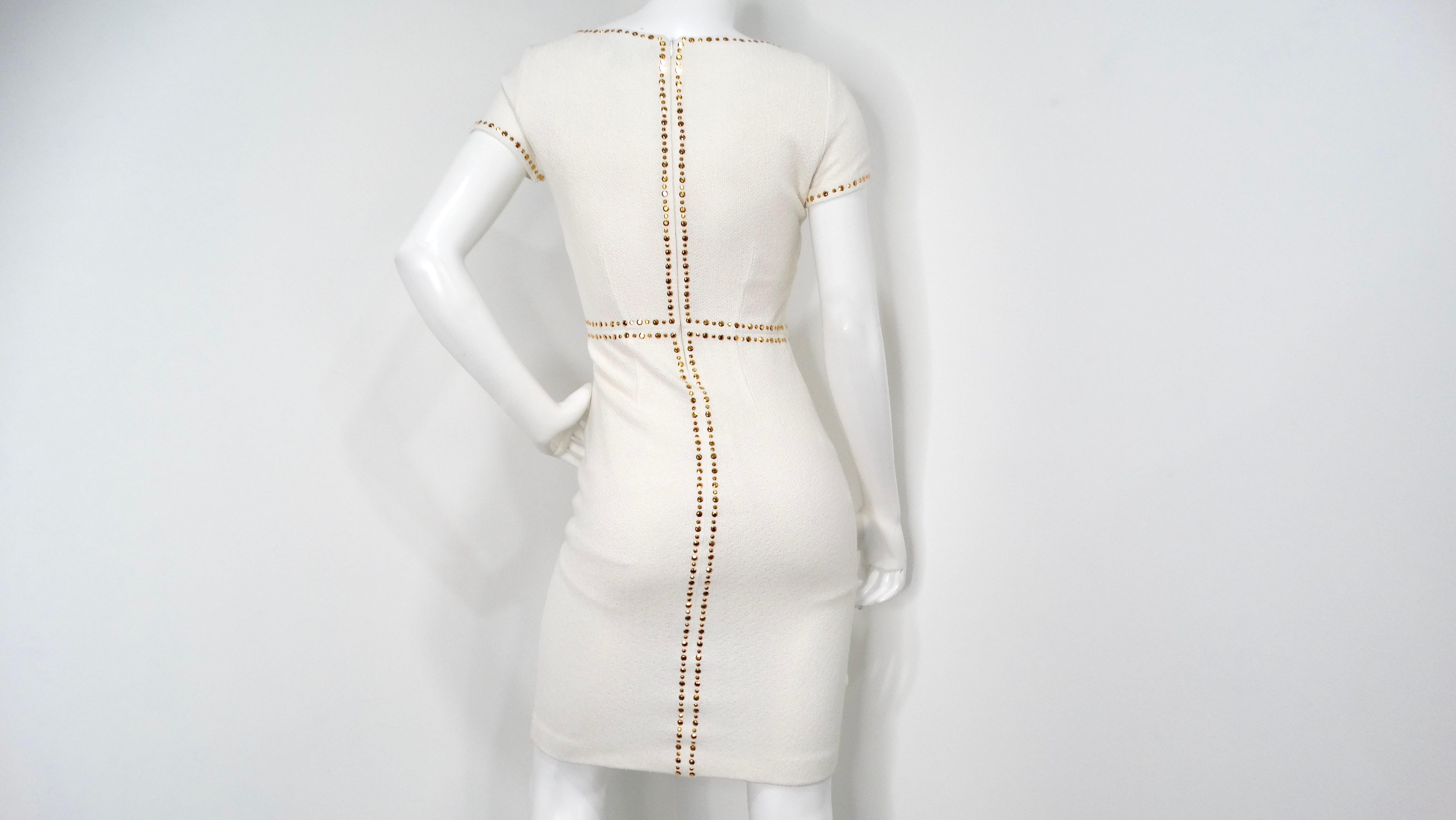 Vintage St. John White Robe en tricot avec des accents de strass dorés en vente 2