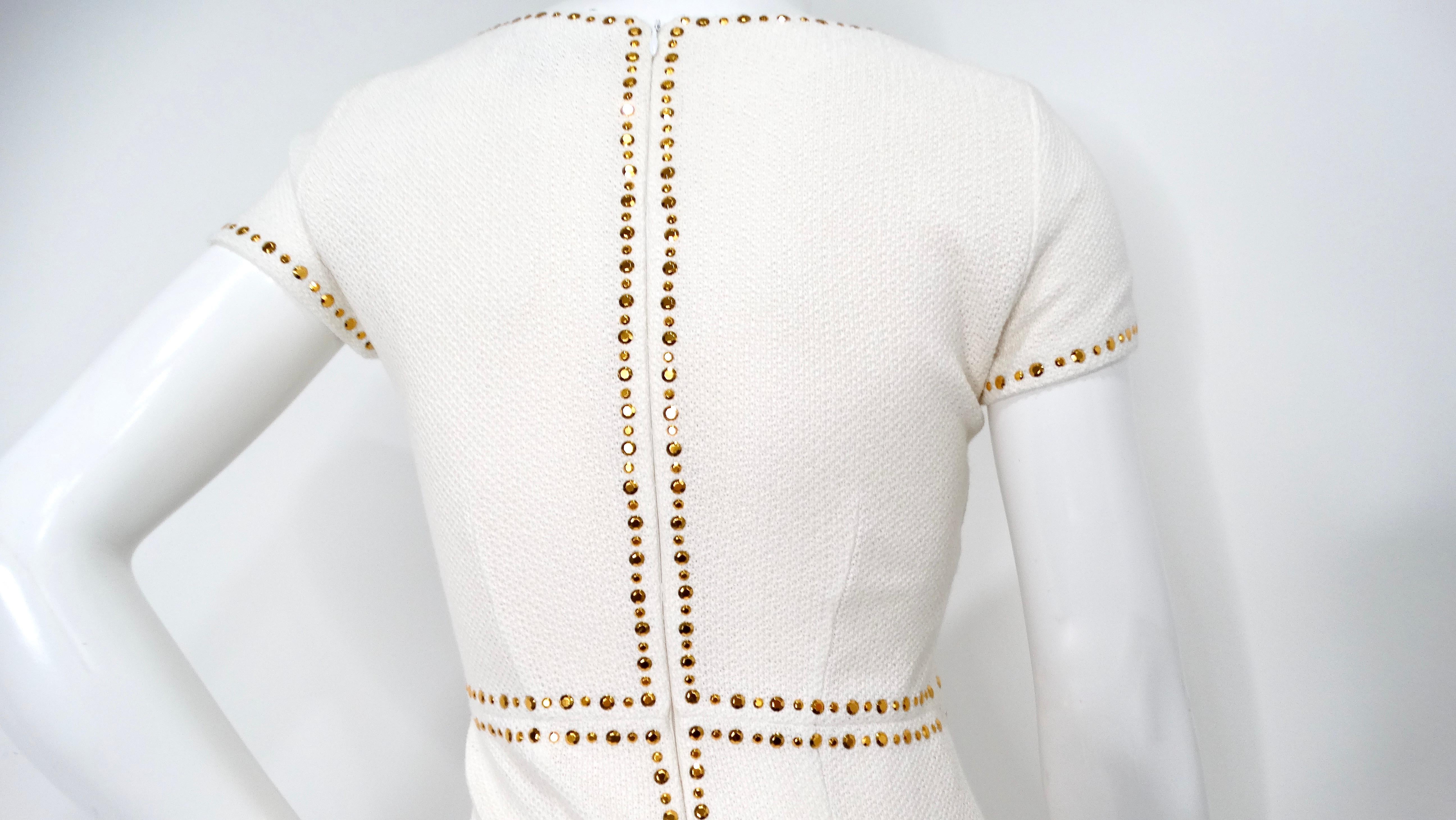 Vintage St. John White Robe en tricot avec des accents de strass dorés en vente 3