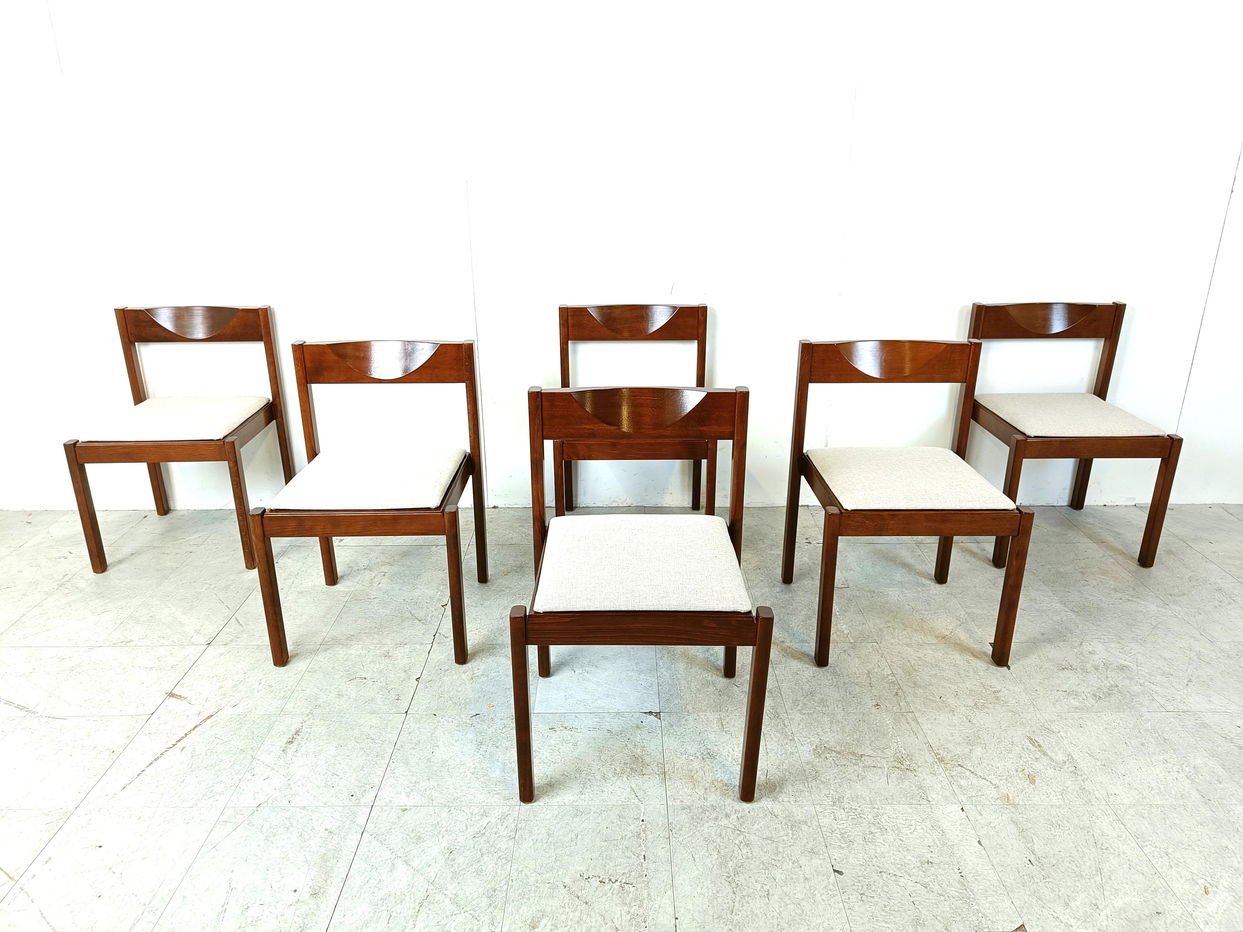 Vintage stackable and very sturdy dining chairs from the 1970s.

Newly upholstered in light grey fabric.

1970s - Belgian Made.

Very good condition

Dimensions:
Height: 77cm
Width: 50cm
Depth: 50cm
Seat height: 47cm

Ref.: 645555

*price is for the