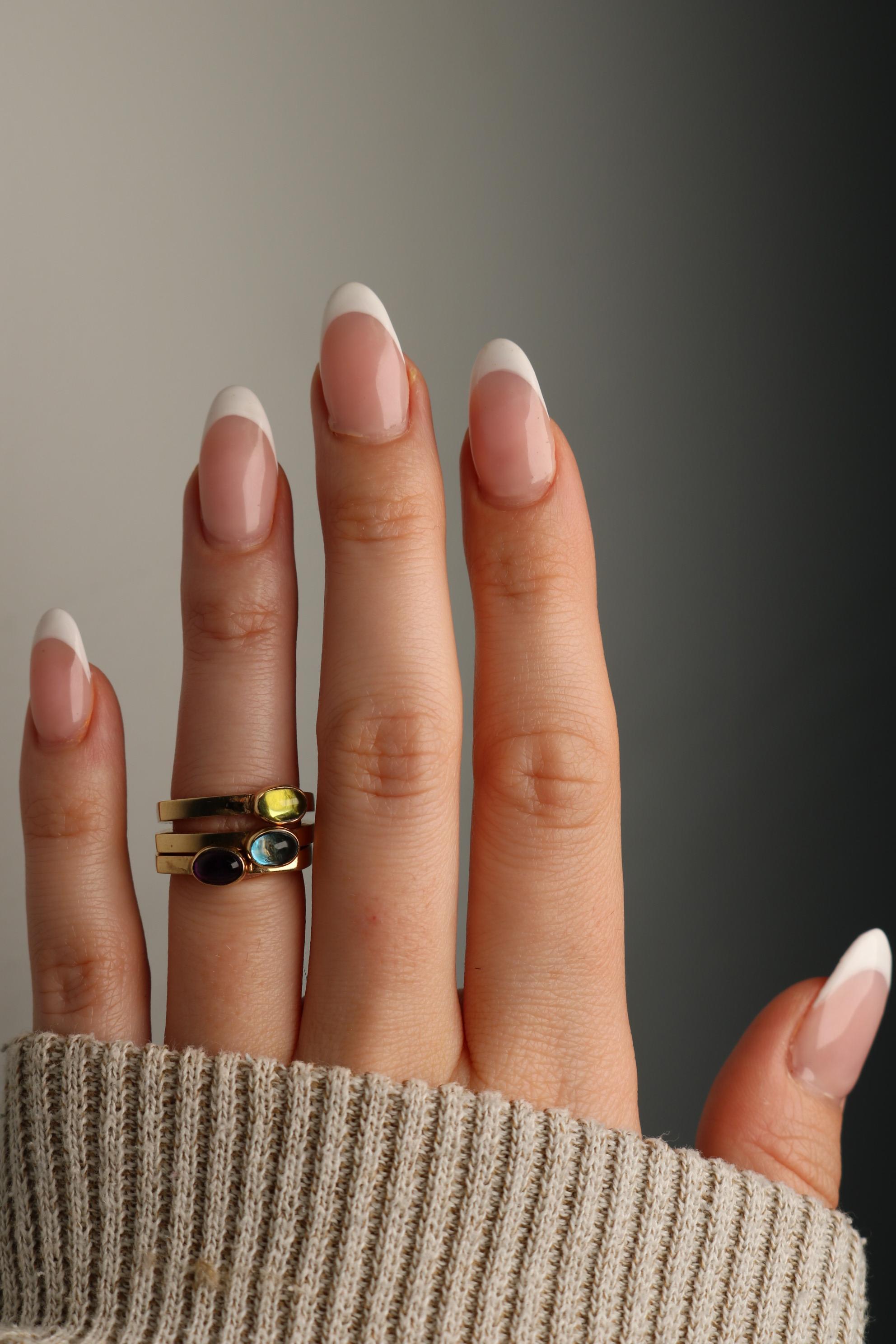 Moderno Anello vintage impilabile con castone di pietre preziose e anello zingaro in tre pezzi in oro giallo 14k in vendita
