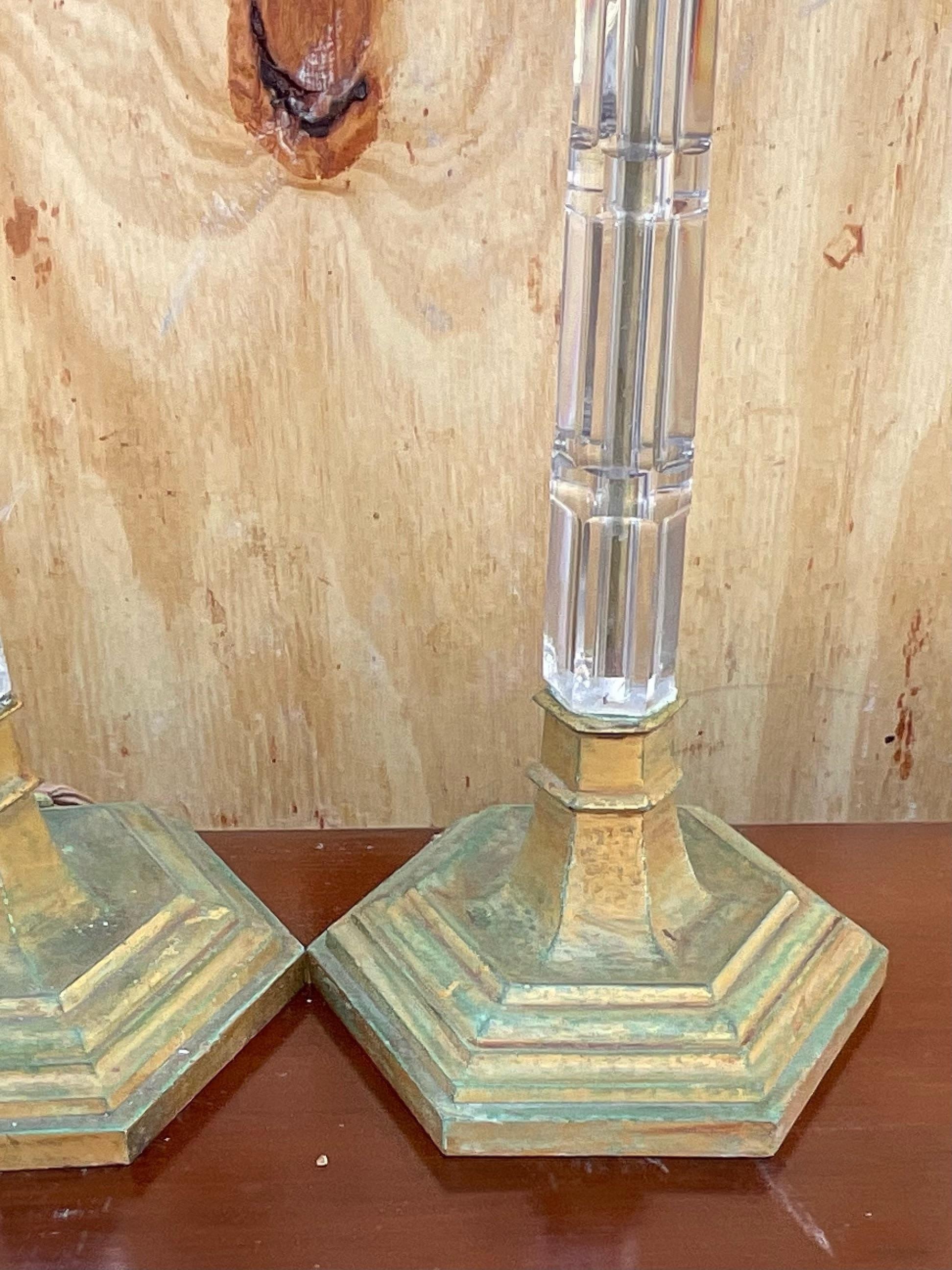 Napoléon III Lampe de bureau vintage empilée à trois ampoules en cristal taillé - une paire en vente