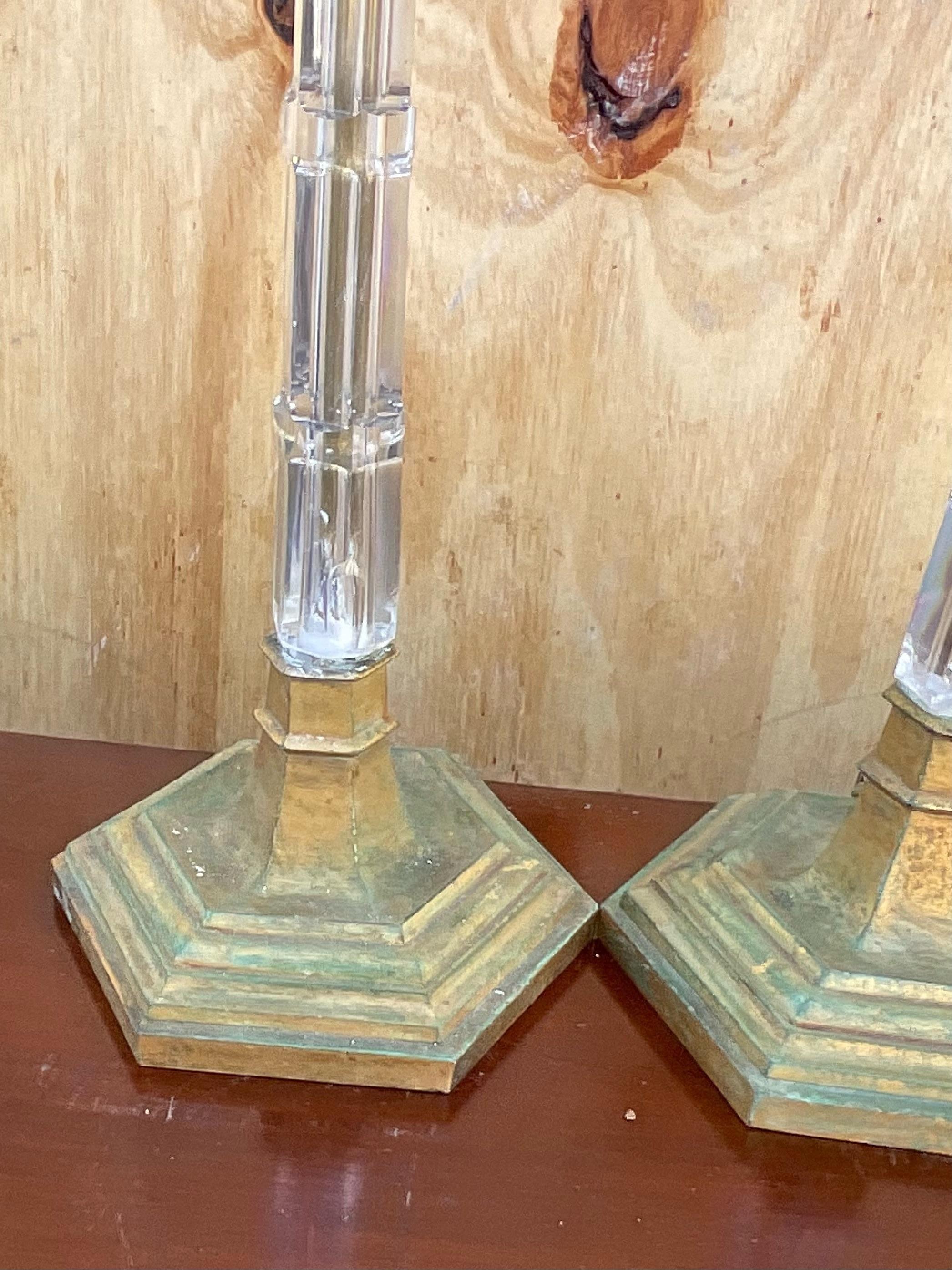 20ième siècle Lampe de bureau vintage empilée à trois ampoules en cristal taillé - une paire en vente