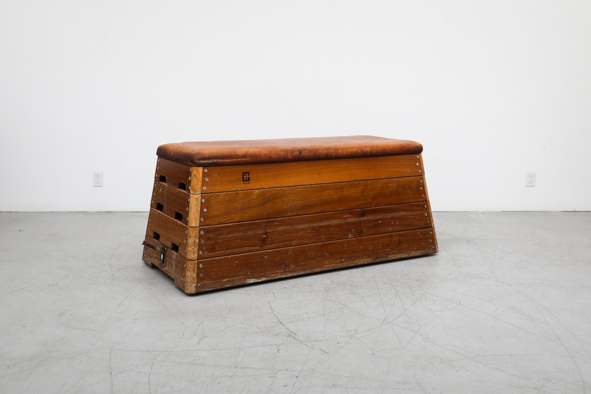 Vintage Stacked Oak and Teak Rolling Gymnastics Bench mit Brown Leather Top (Niederländisch) im Angebot
