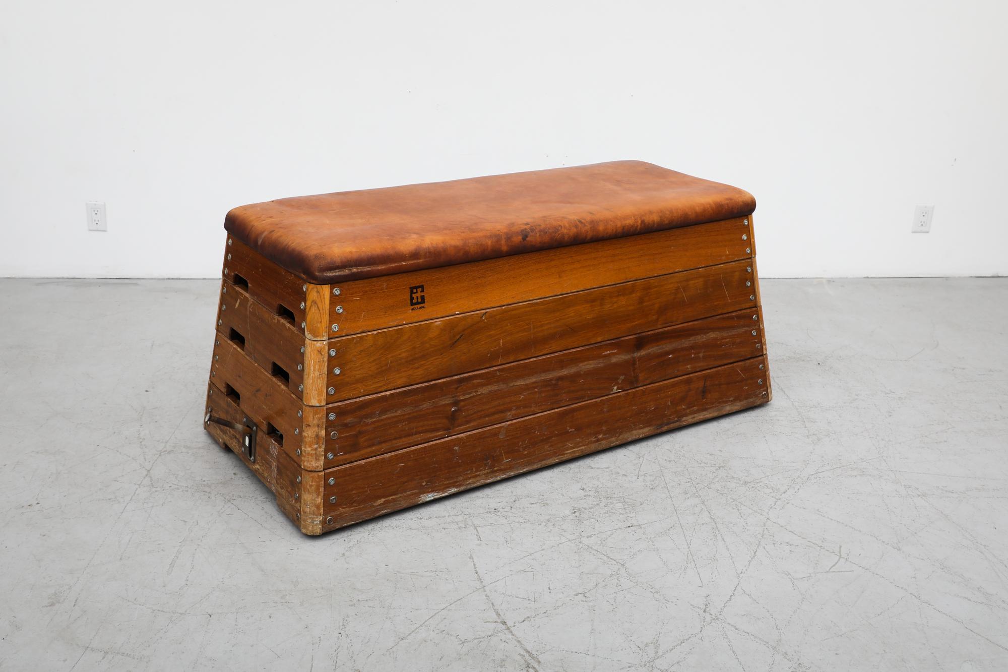 Vintage Stacked Oak and Teak Rolling Gymnastics Bench mit Brown Leather Top im Zustand „Gut“ im Angebot in Los Angeles, CA