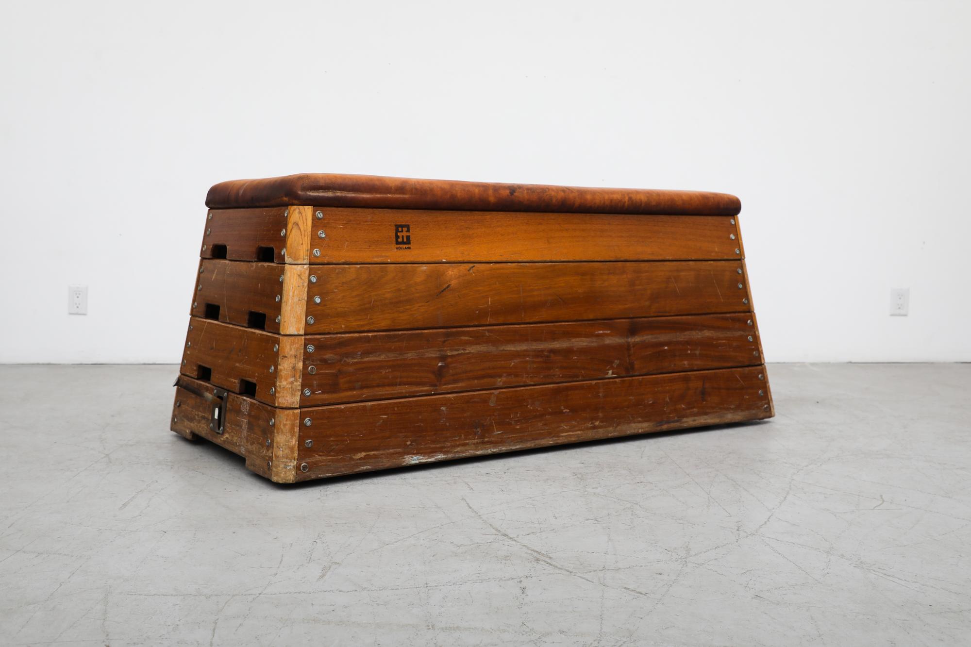 Vintage Stacked Oak and Teak Rolling Gymnastics Bench mit Brown Leather Top (Ende des 20. Jahrhunderts) im Angebot