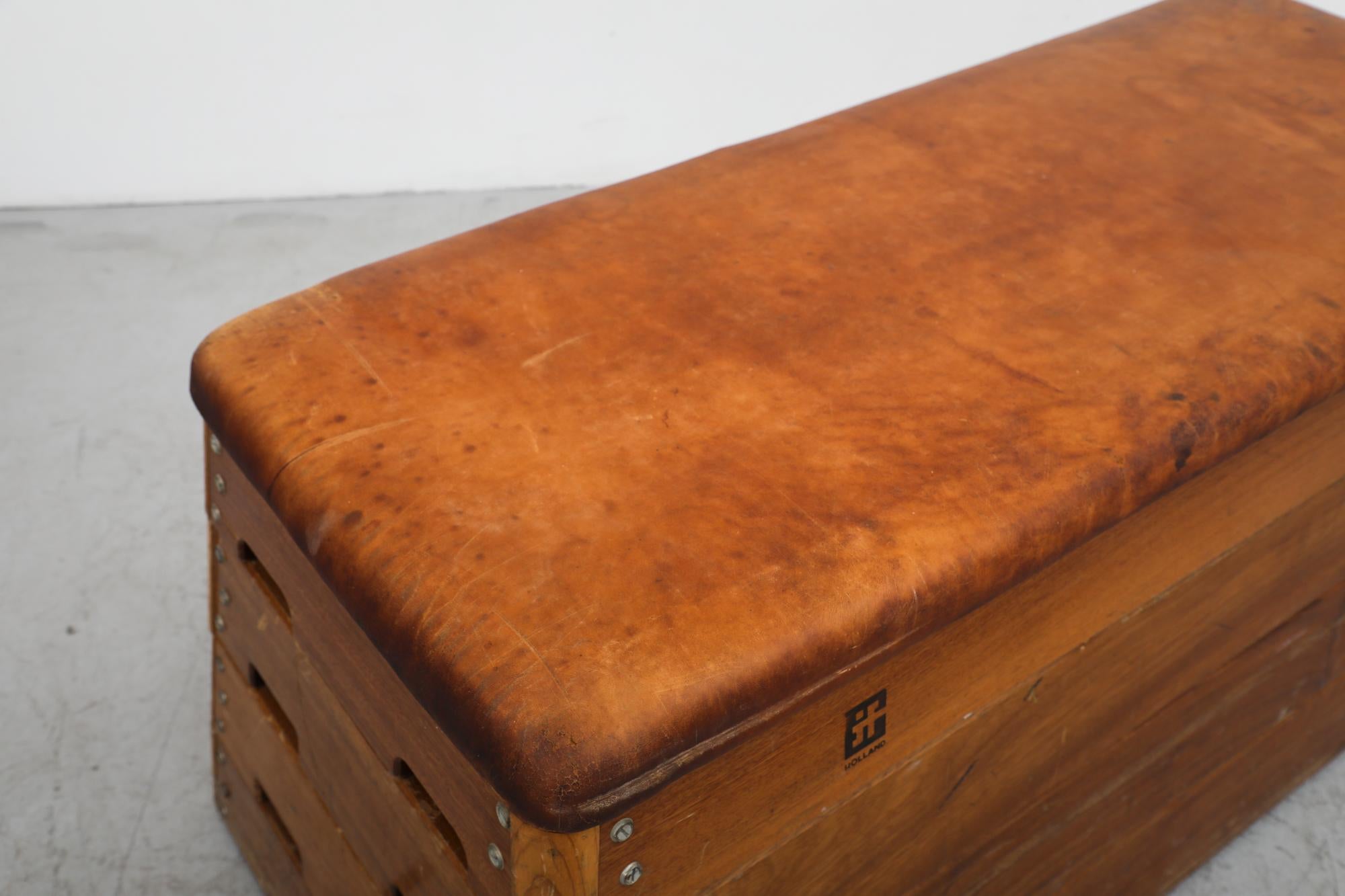 Vintage Stacked Oak and Teak Rolling Gymnastics Bench mit Brown Leather Top (Leder) im Angebot