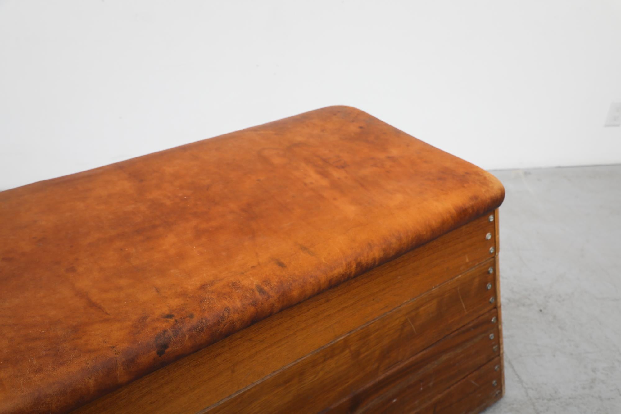 Vintage Stacked Oak and Teak Rolling Gymnastics Bench mit Brown Leather Top im Angebot 1