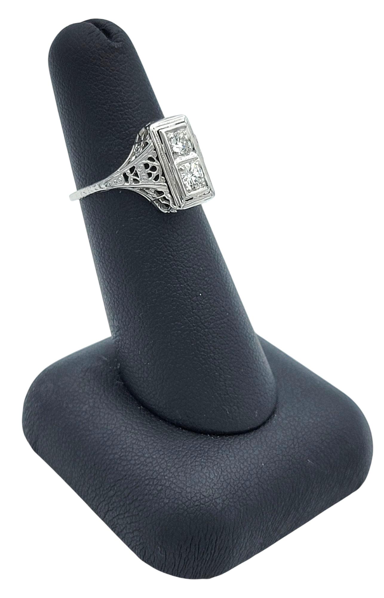 Anello vintage con diamanti a taglio rotondo impilati in filigrana in oro bianco 18 carati in vendita 5