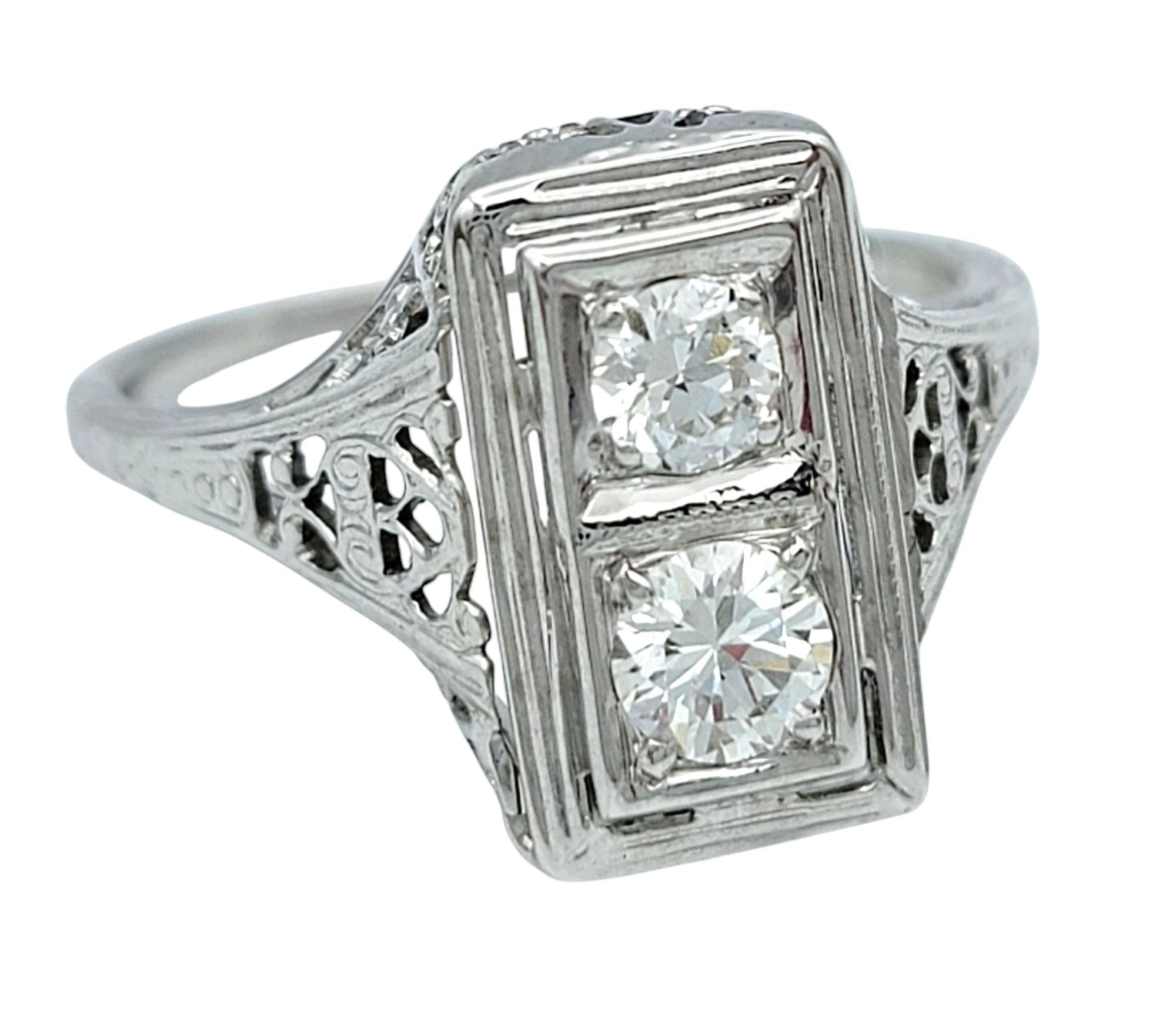 Contemporaneo Anello vintage con diamanti a taglio rotondo impilati in filigrana in oro bianco 18 carati in vendita