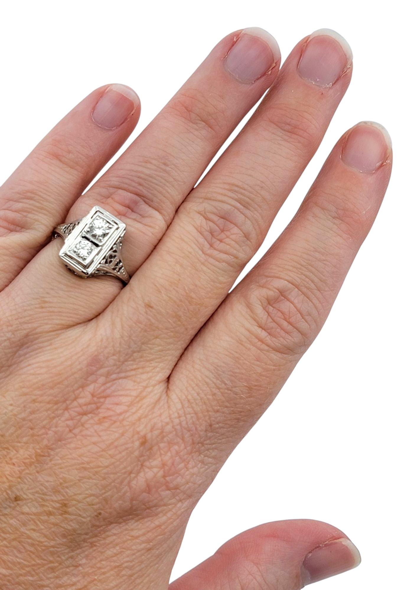 Anello vintage con diamanti a taglio rotondo impilati in filigrana in oro bianco 18 carati in vendita 2