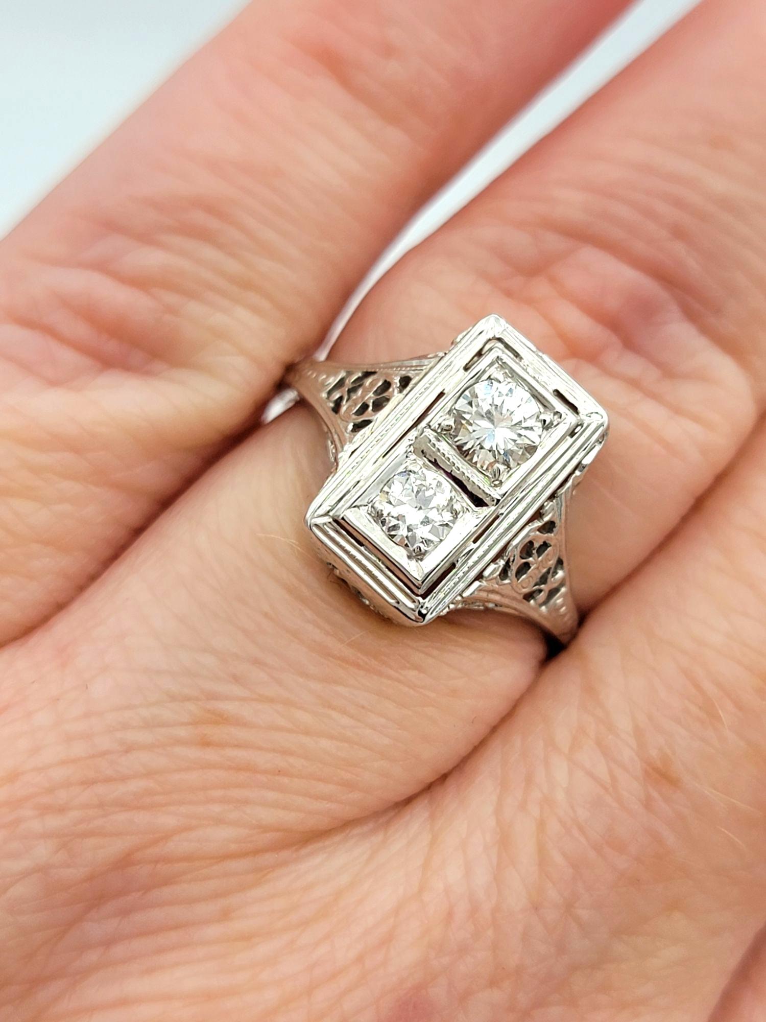 Anello vintage con diamanti a taglio rotondo impilati in filigrana in oro bianco 18 carati in vendita 3