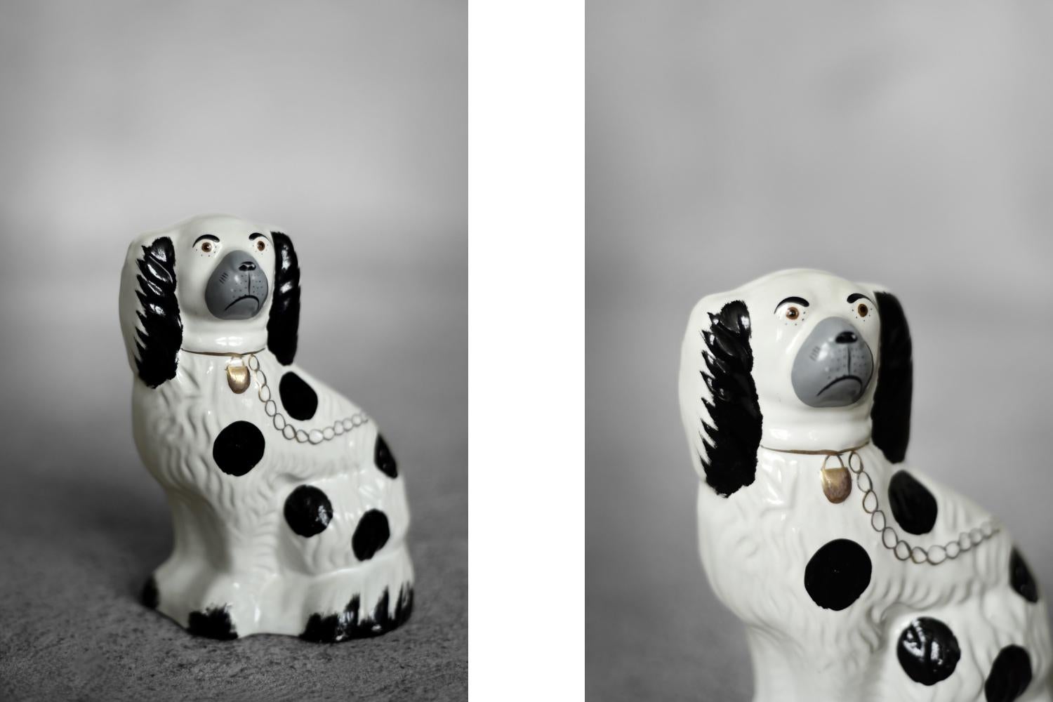 Questa statuetta in ceramica del cane Staffordshire Spaniel Mantle è stata realizzata in Inghilterra negli anni Cinquanta. La statuetta è realizzata in ceramica di alta qualità dipinta a mano, quindi ci sono differenze tra un pezzo e l'altro. Questo