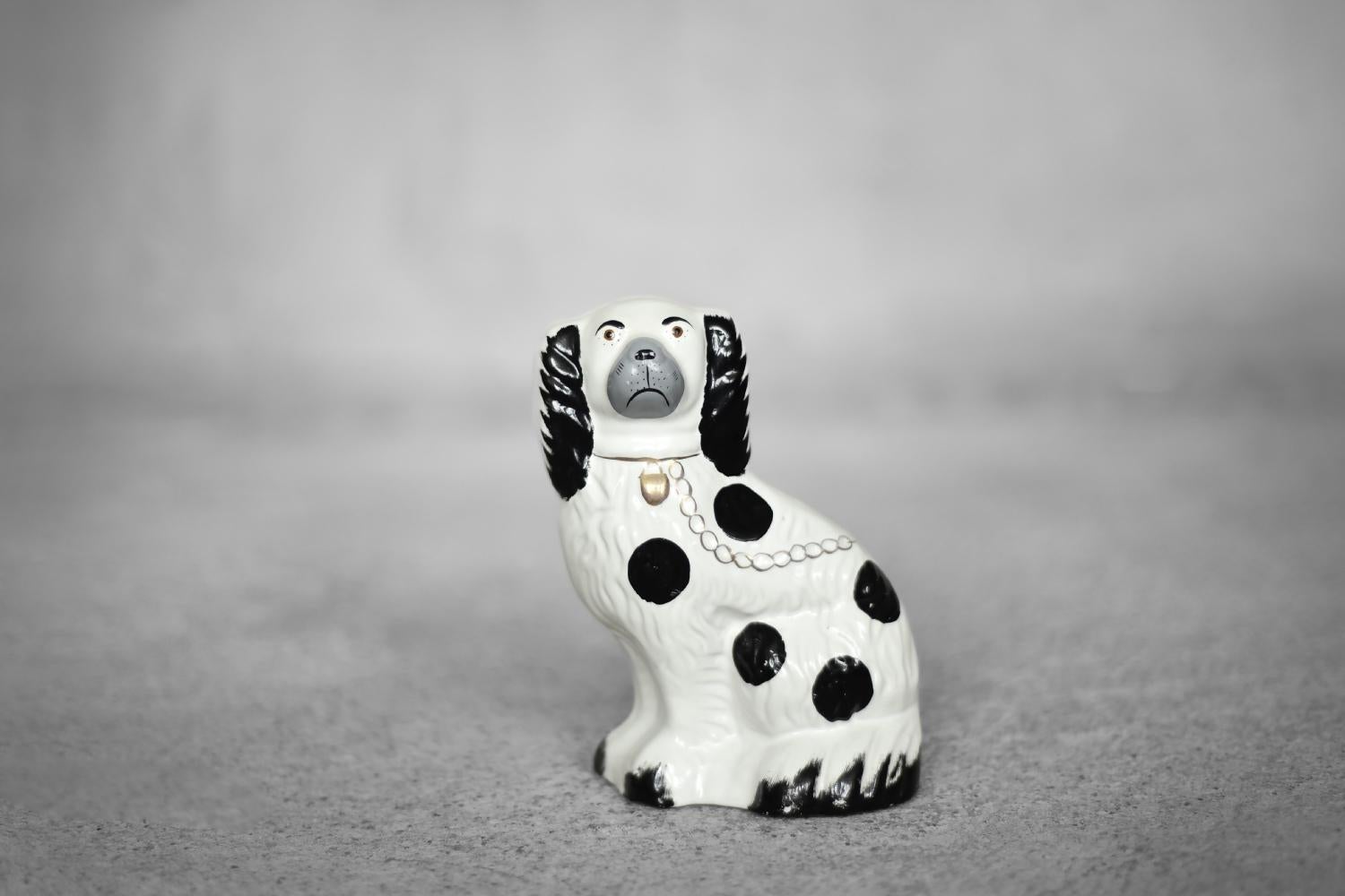 Mid-Century moderno Cane da camino Spaniel da camino in ceramica Staffordshire d'epoca, Inghilterra in vendita