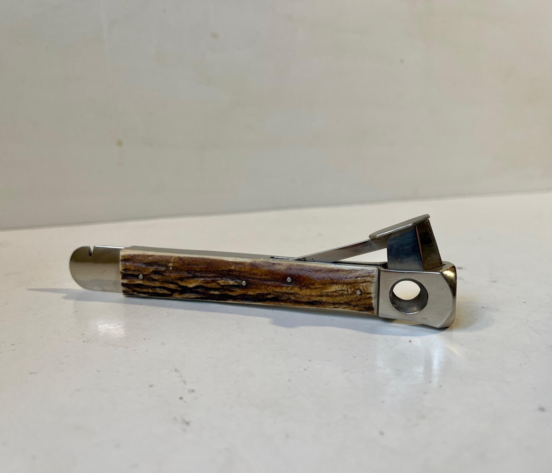 A standart sized stag handled cigar cutter I stainless steel. Classic locomotive shape. It was made by Sollingen in Germany circa 1960-70. The cutter is still sharp and efficient. Measurements: L: 15 cm.