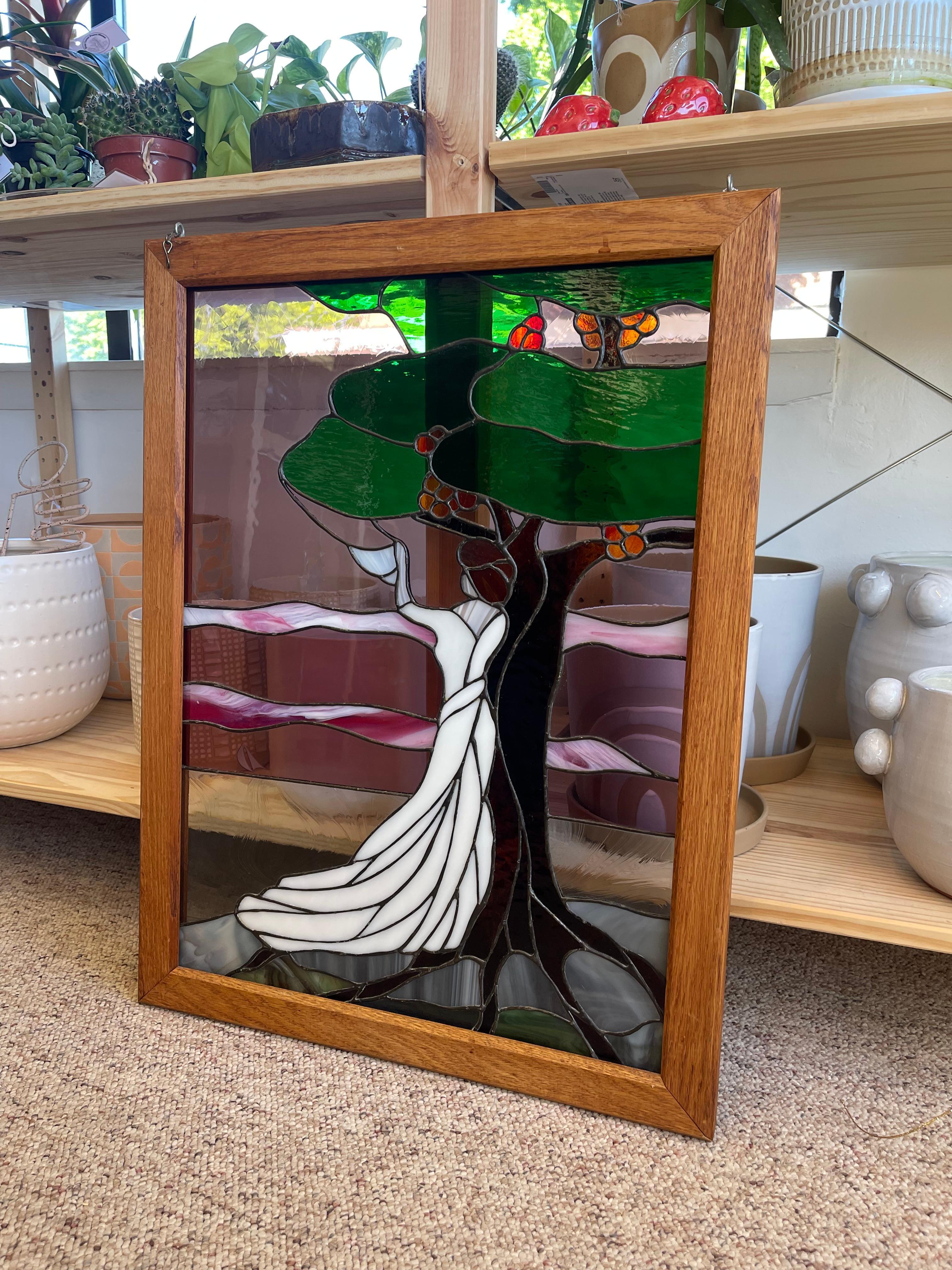 Vintage Stained glass Art Panel Darstellung Frau in fließenden weißen Kleid im Zustand „Gut“ im Angebot in Seattle, WA