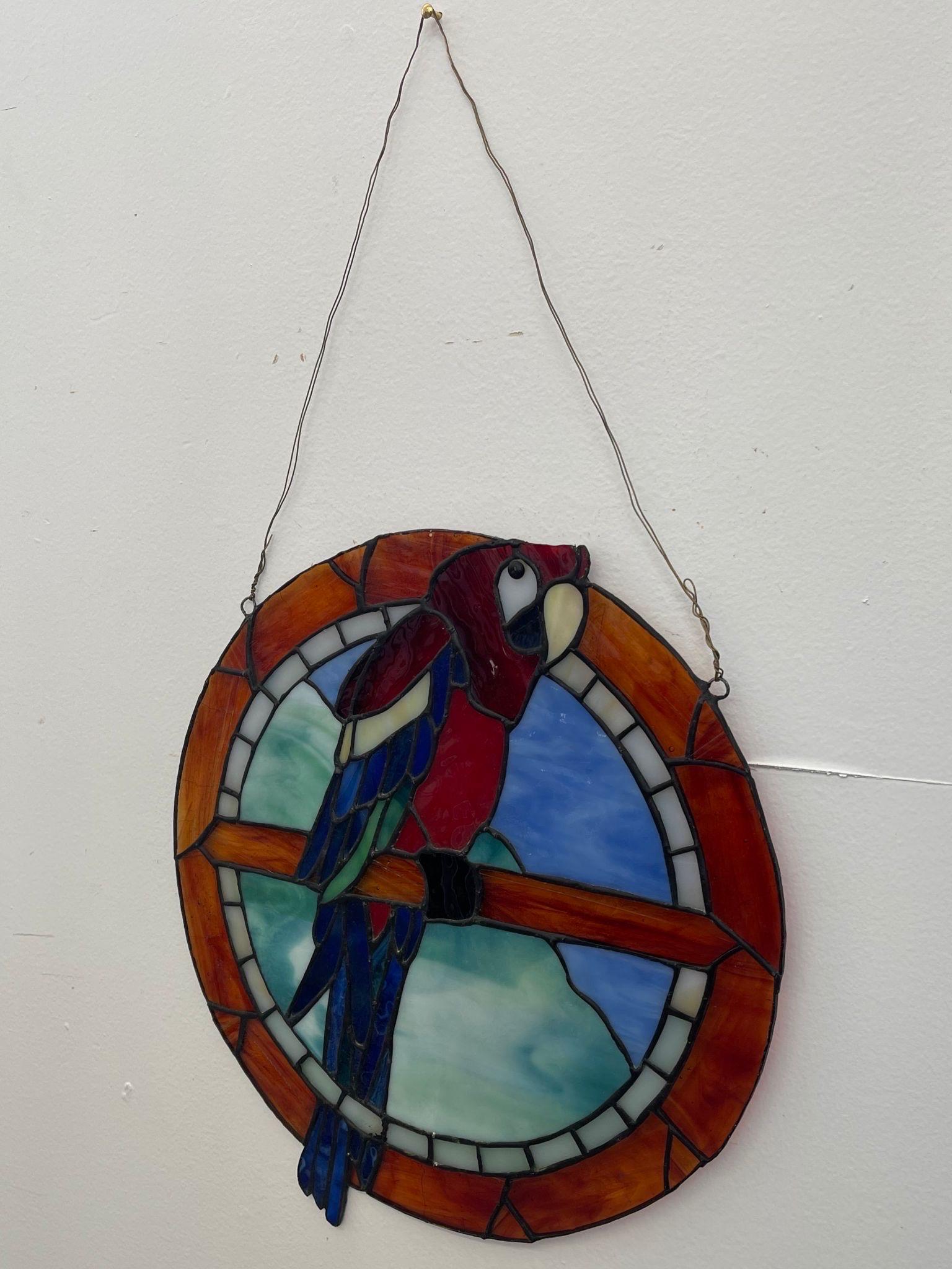 Glasmalerei Handmade Kunstwerk der blauen und roten Papagei. Draht zum Aufhängen angebracht. Vintage Condition Konsistent mit dem Alter wie abgebildet.

Abmessungen. 12 B; 1/4 T; 13 1/2 H