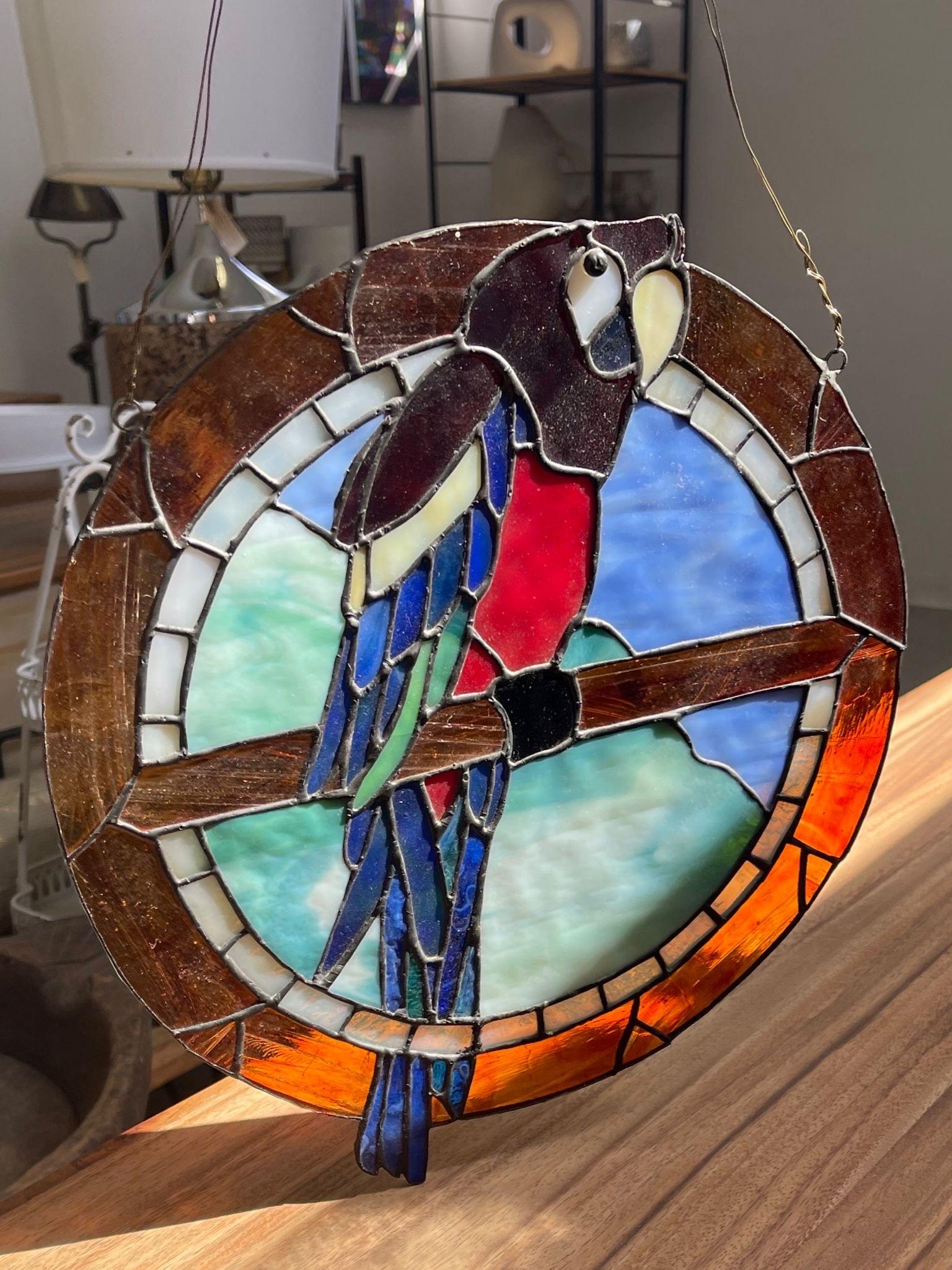 Vintage Glasmalerei Papagei Kunstwerk. im Zustand „Gut“ im Angebot in Seattle, WA