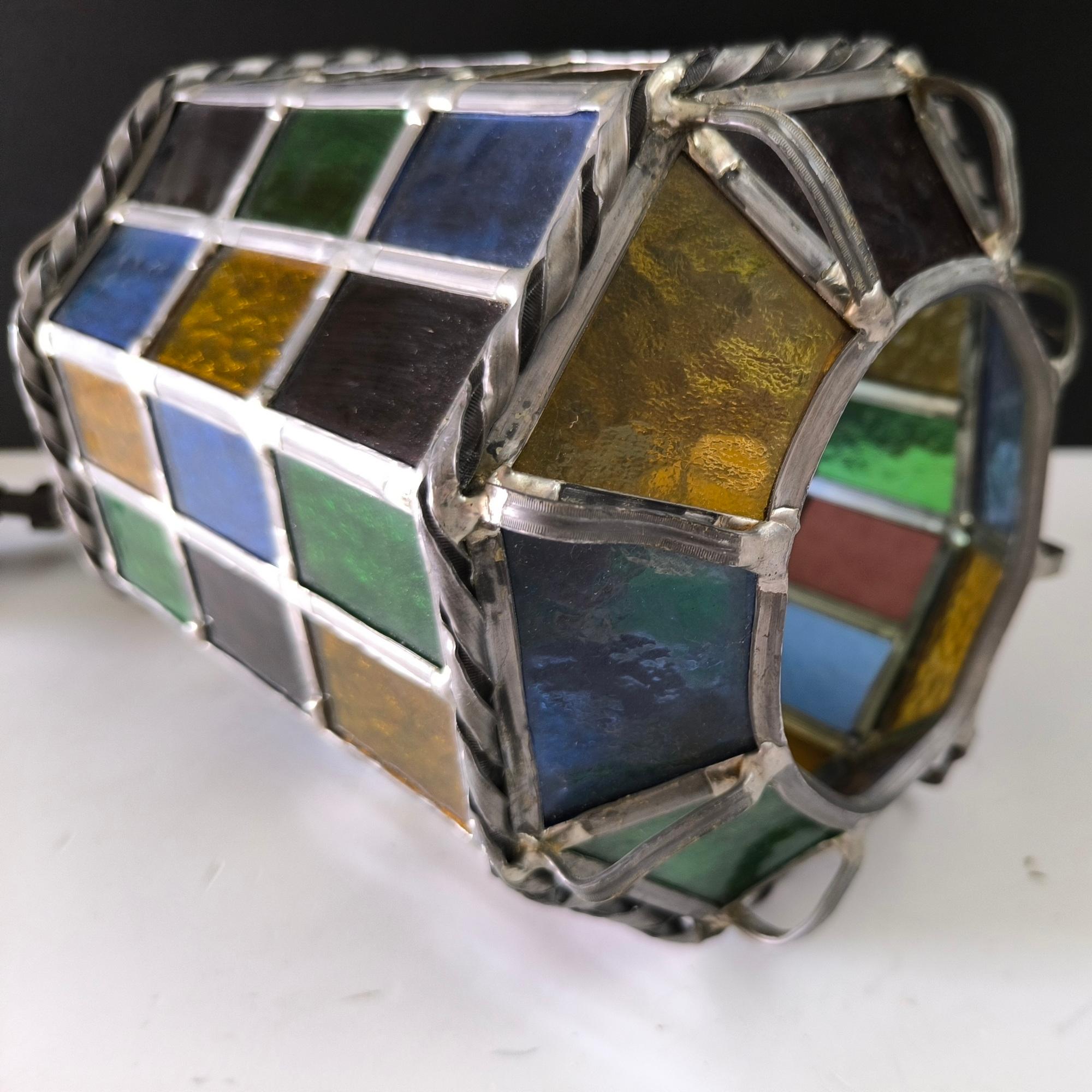 Vintage Stained glass Pendellampe mit mehrfarbigen Paneelen und verdrehten Metallverzierungen im Angebot 4