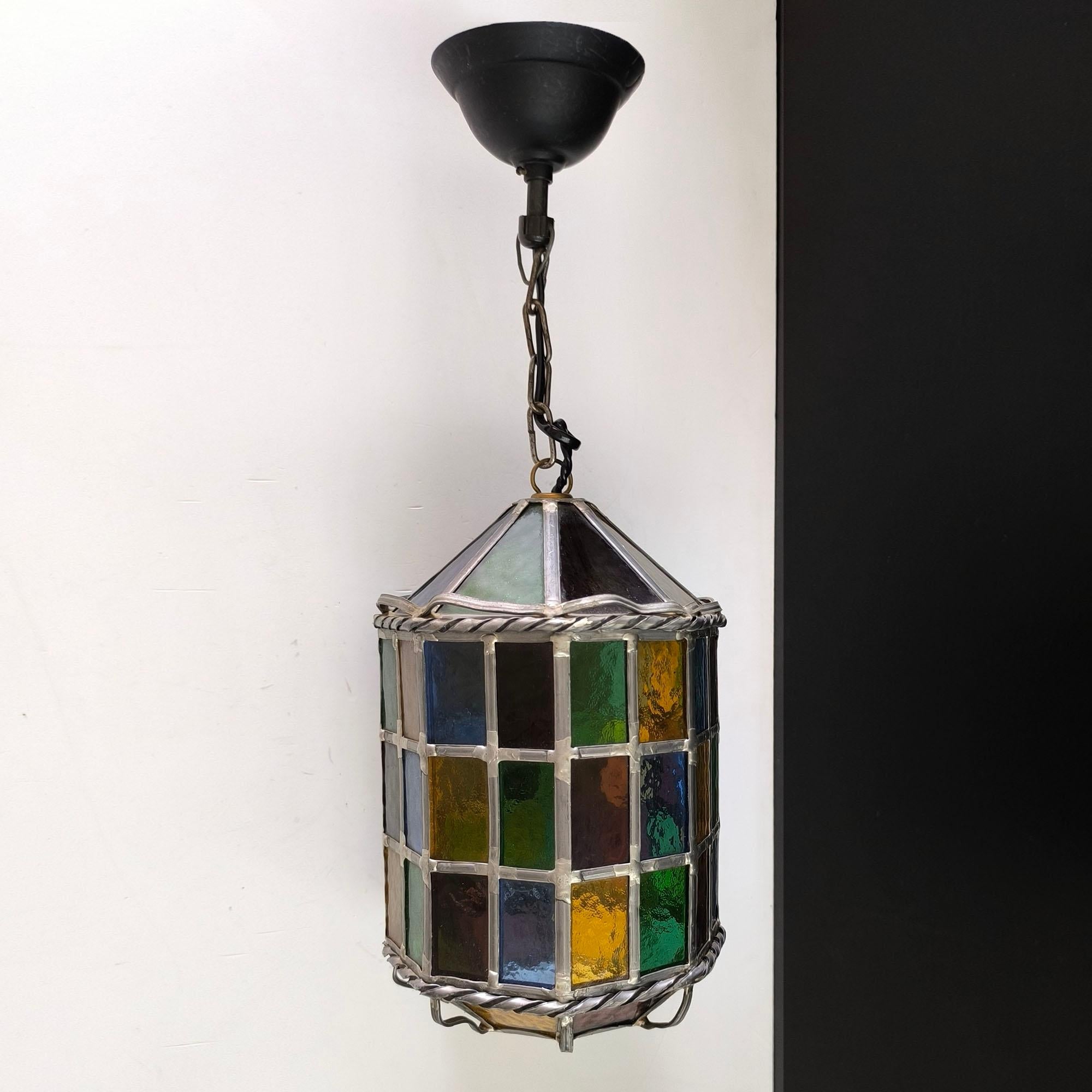 Vintage Stained glass Pendellampe mit mehrfarbigen Paneelen und verdrehten Metallverzierungen (Arts and Crafts) im Angebot