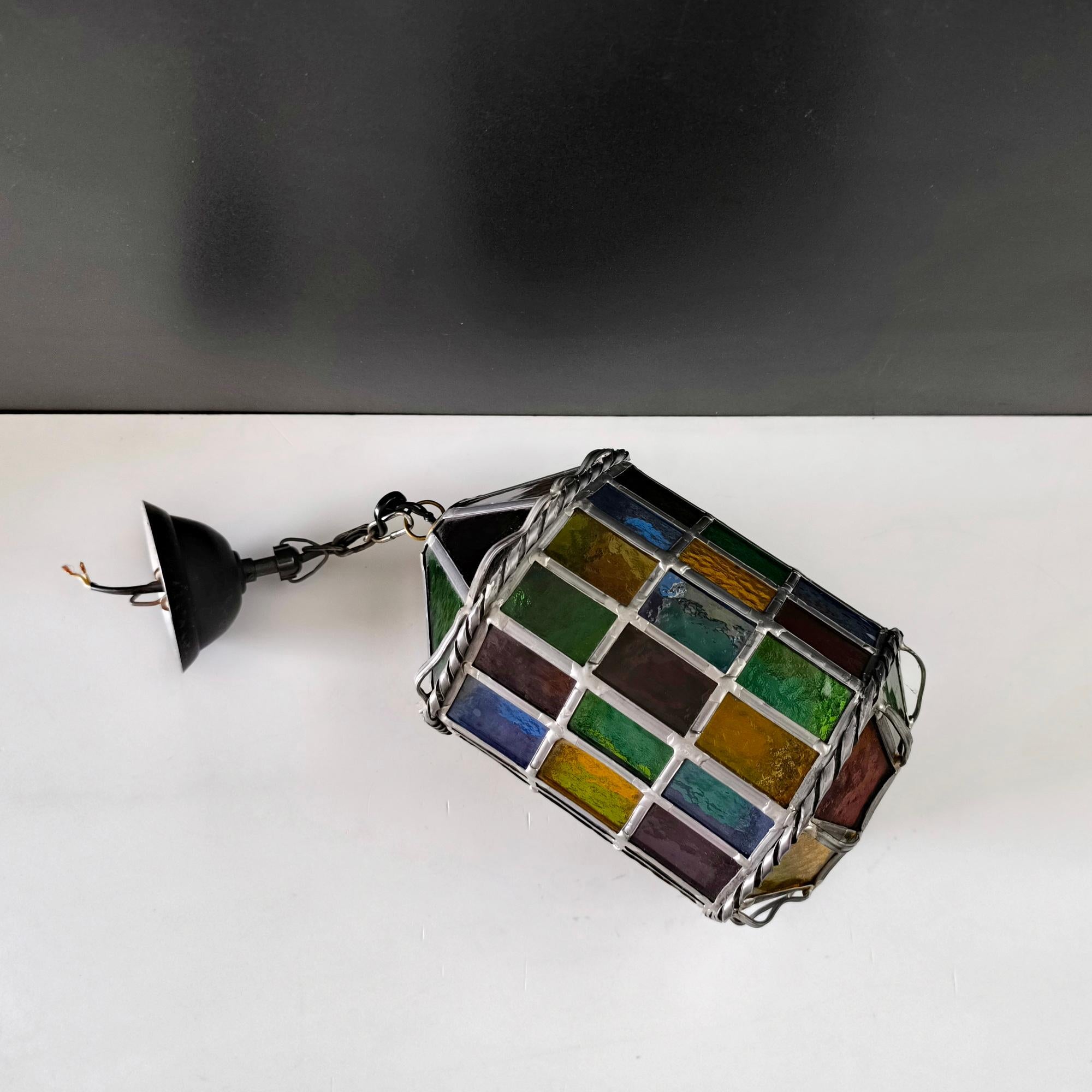 Vintage Stained glass Pendellampe mit mehrfarbigen Paneelen und verdrehten Metallverzierungen (Französisch) im Angebot