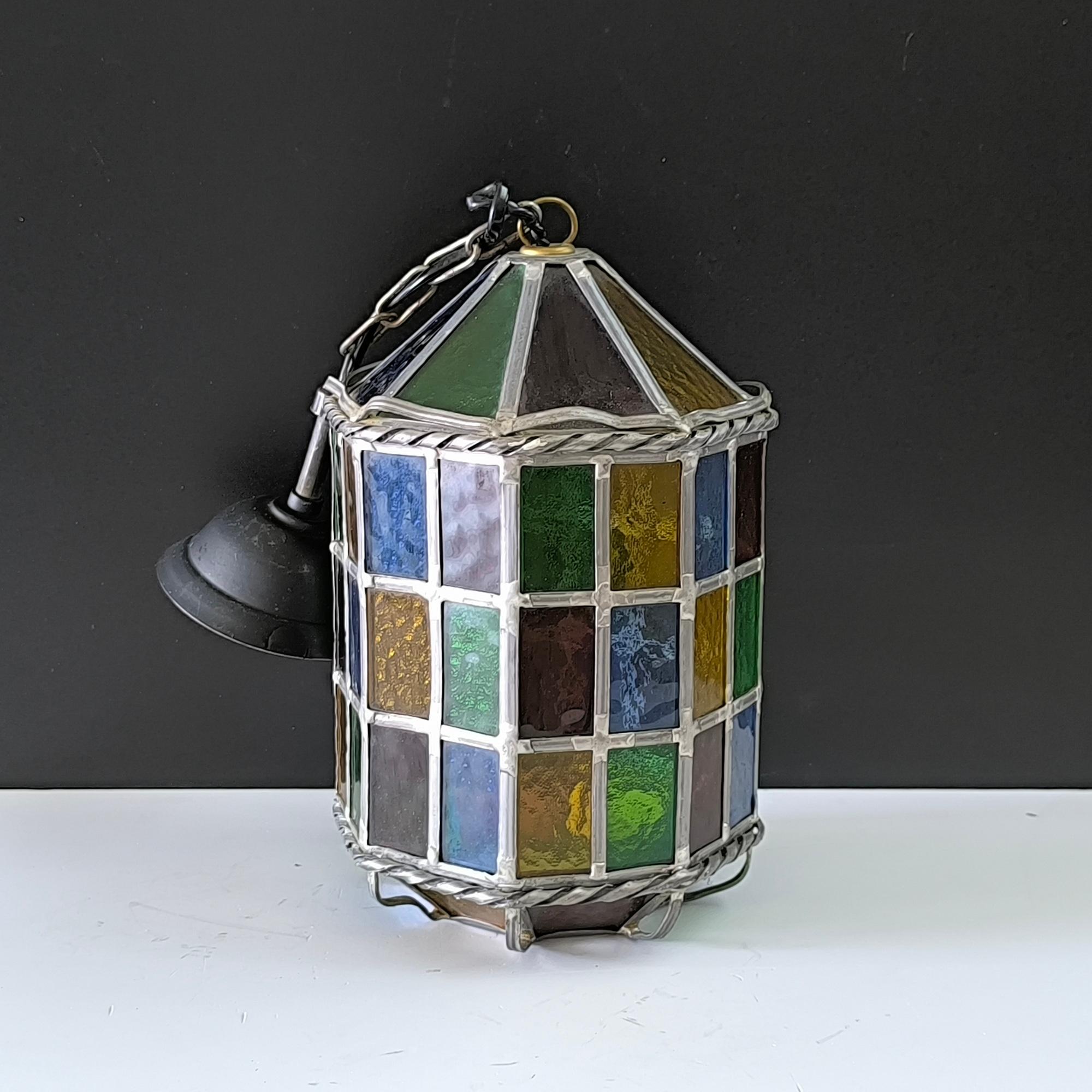 Vintage Stained glass Pendellampe mit mehrfarbigen Paneelen und verdrehten Metallverzierungen (Handgefertigt) im Angebot