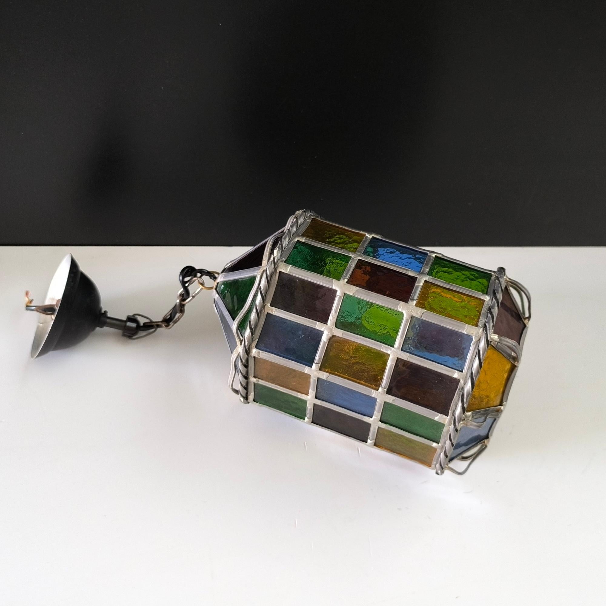Vintage Stained glass Pendellampe mit mehrfarbigen Paneelen und verdrehten Metallverzierungen im Zustand „Gut“ im Angebot in Bochum, NRW