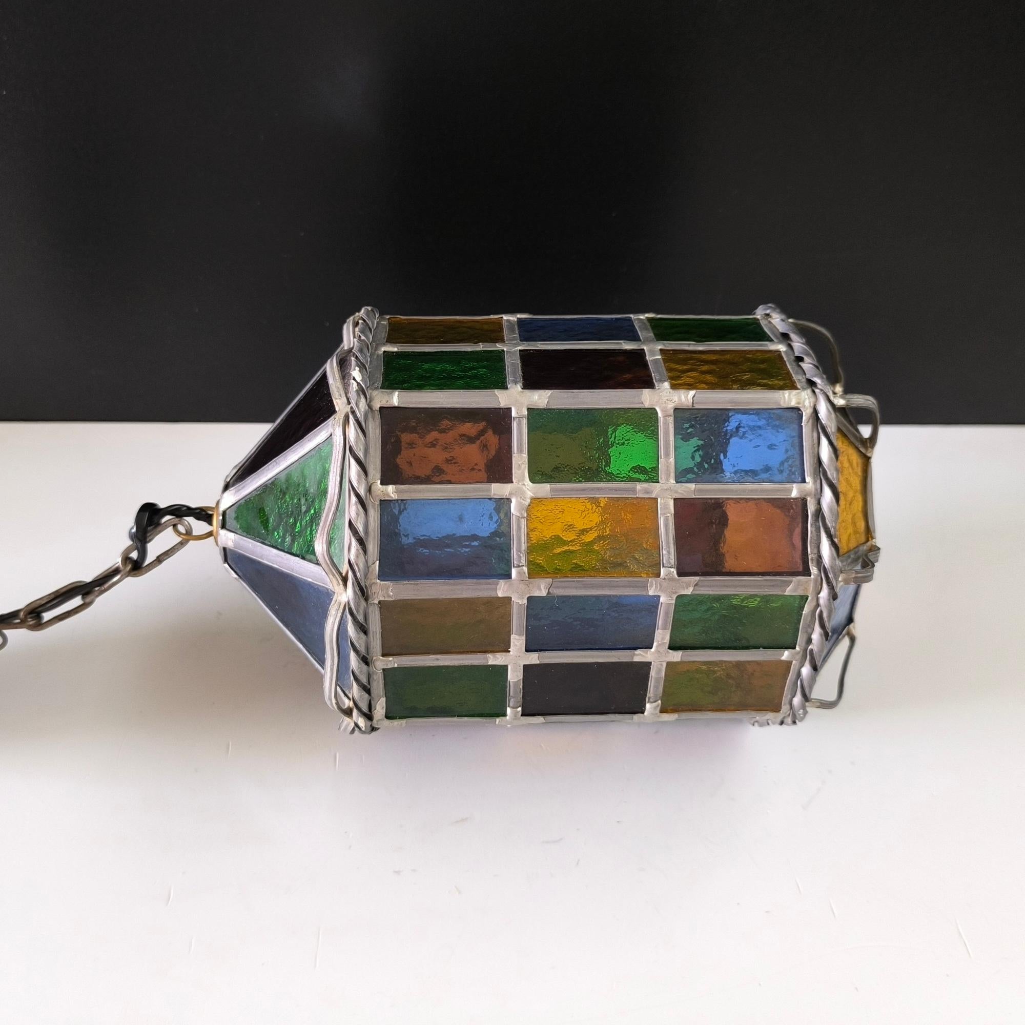 Vintage Stained glass Pendellampe mit mehrfarbigen Paneelen und verdrehten Metallverzierungen (20. Jahrhundert) im Angebot