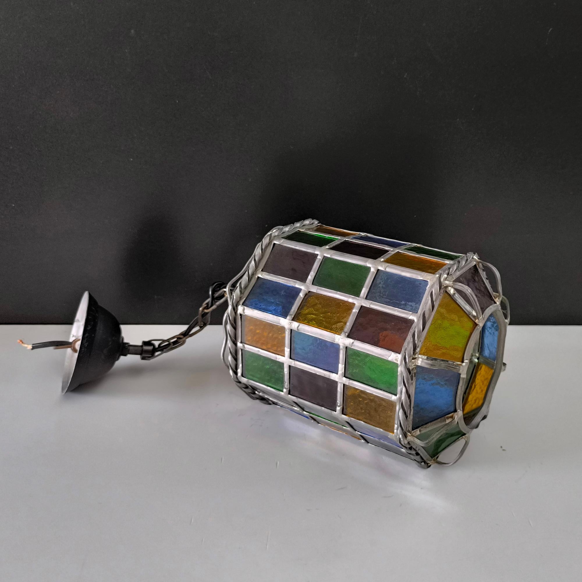 Vintage Stained glass Pendellampe mit mehrfarbigen Paneelen und verdrehten Metallverzierungen im Angebot 1