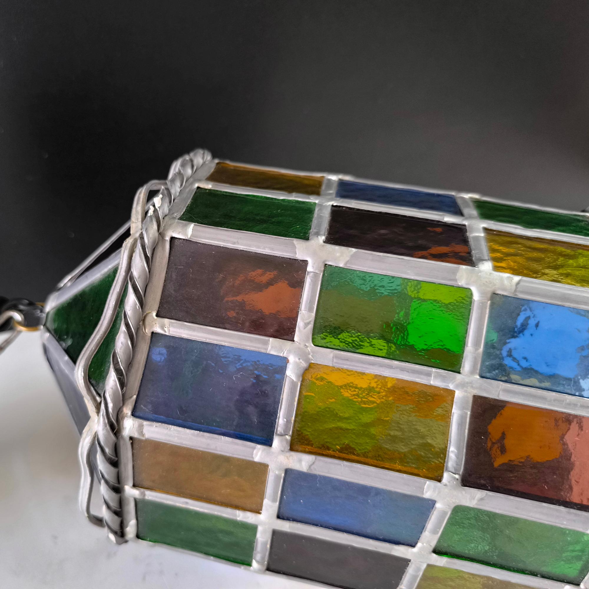 Vintage Stained glass Pendellampe mit mehrfarbigen Paneelen und verdrehten Metallverzierungen im Angebot 2