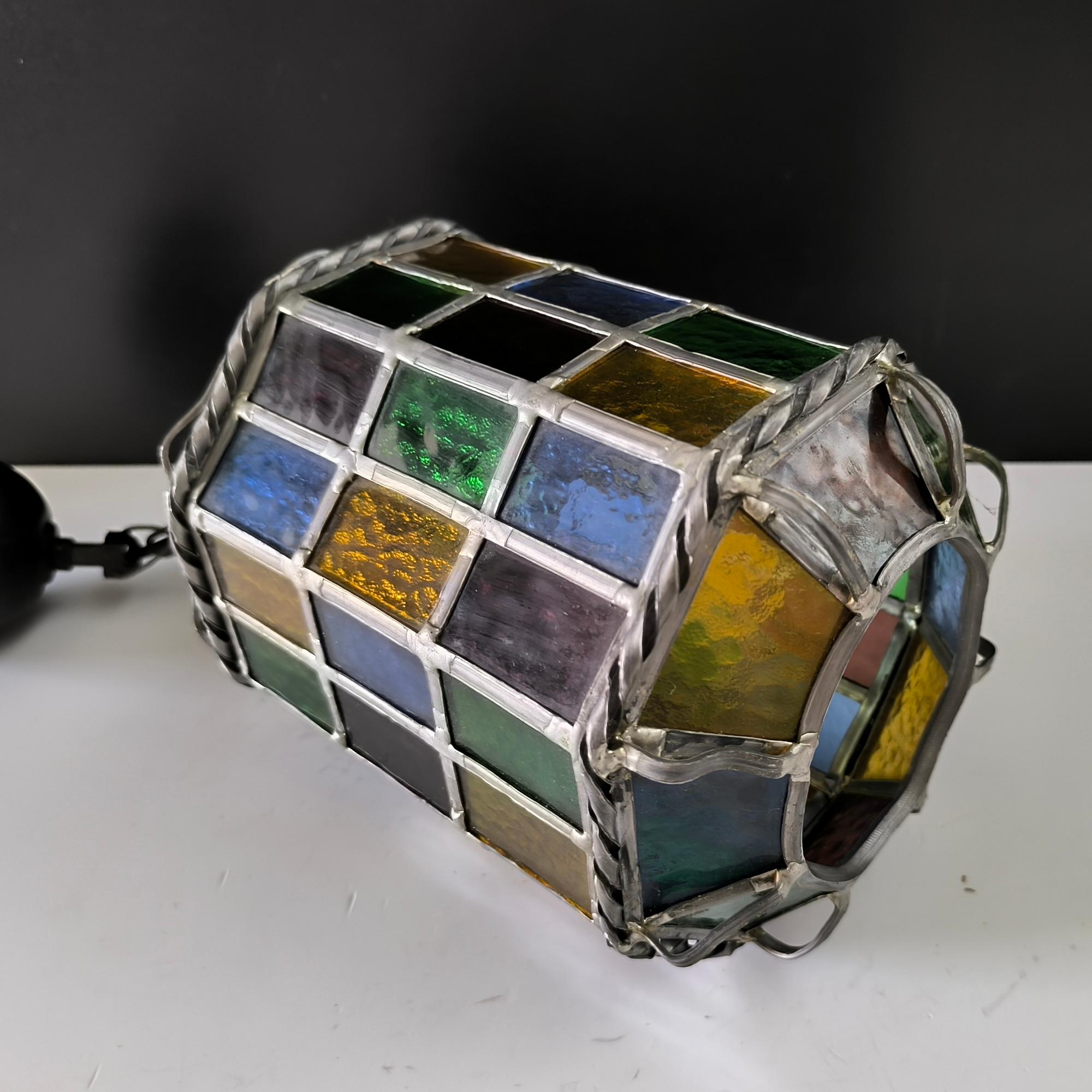 Vintage Stained glass Pendellampe mit mehrfarbigen Paneelen und verdrehten Metallverzierungen im Angebot 3