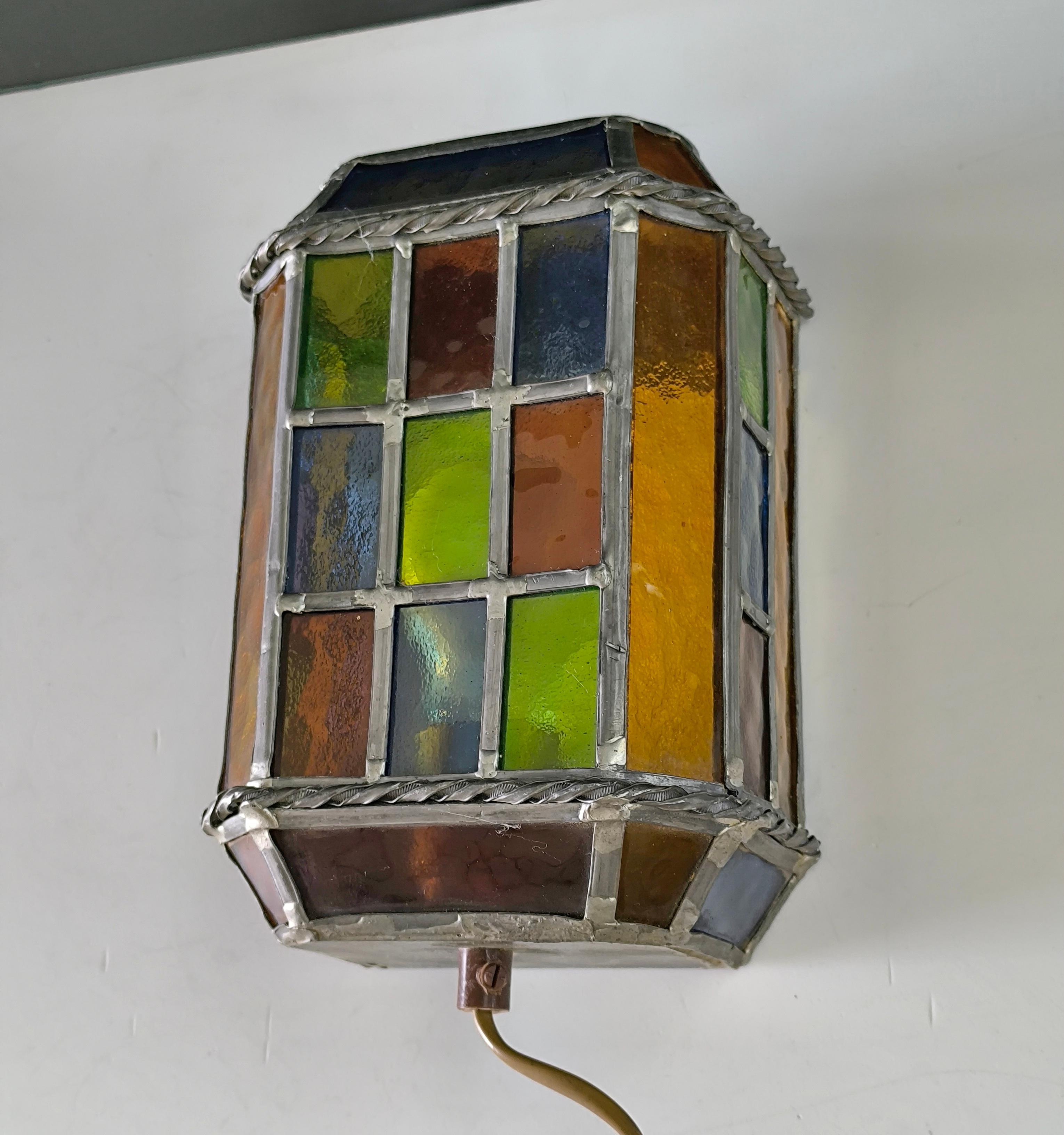 Vintage Stained glass Wandleuchte mit mehrfarbigen Paneelen und gedrehten Metallverzierungen im Angebot 3