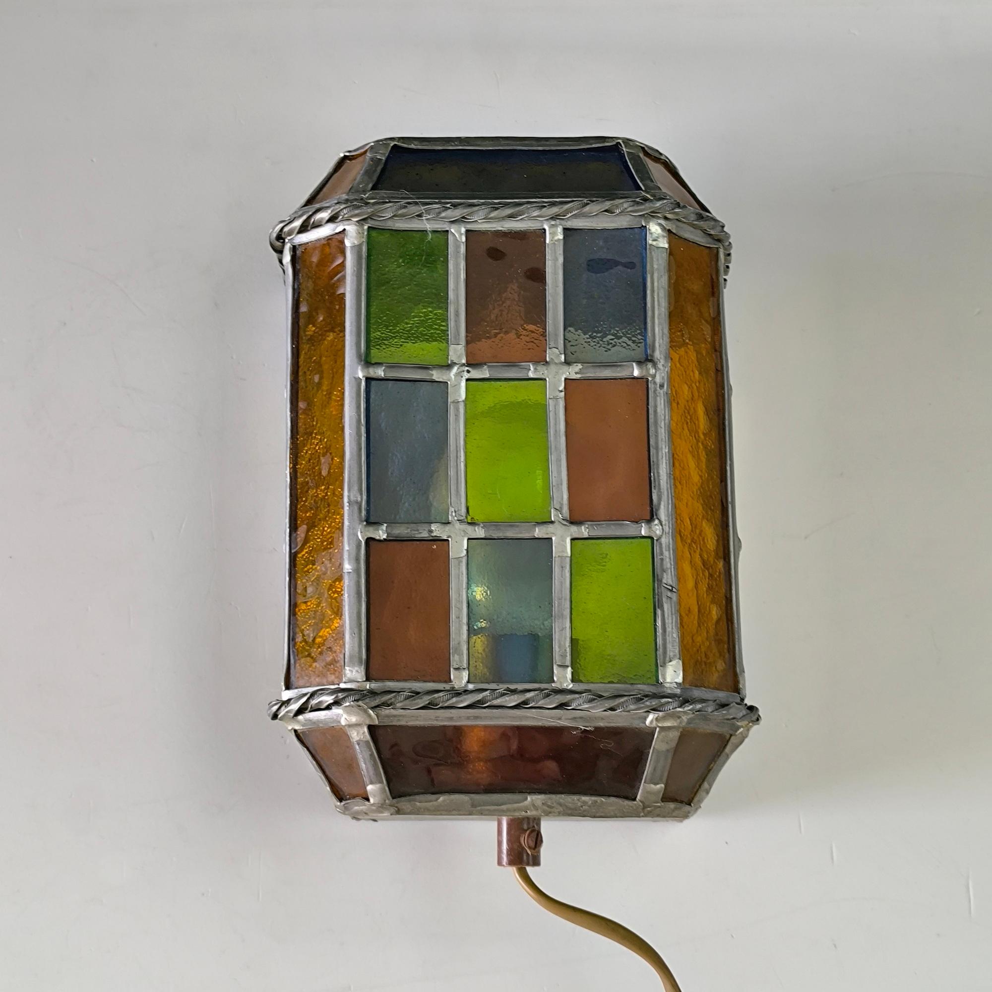 Vintage Stained glass Wandleuchte mit mehrfarbigen Paneelen und gedrehten Metallverzierungen im Angebot 4