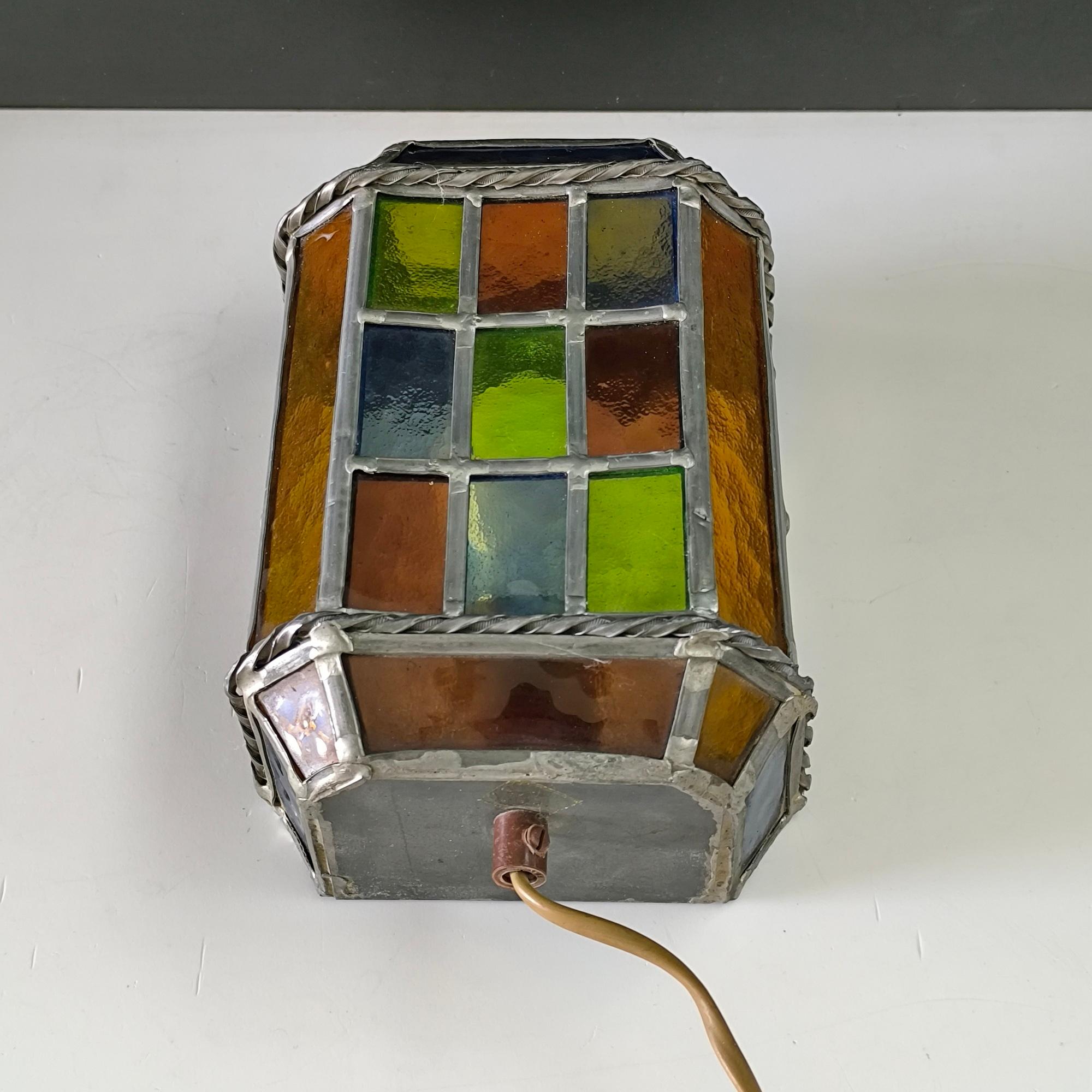 Vintage Stained glass Wandleuchte mit mehrfarbigen Paneelen und gedrehten Metallverzierungen im Angebot 5